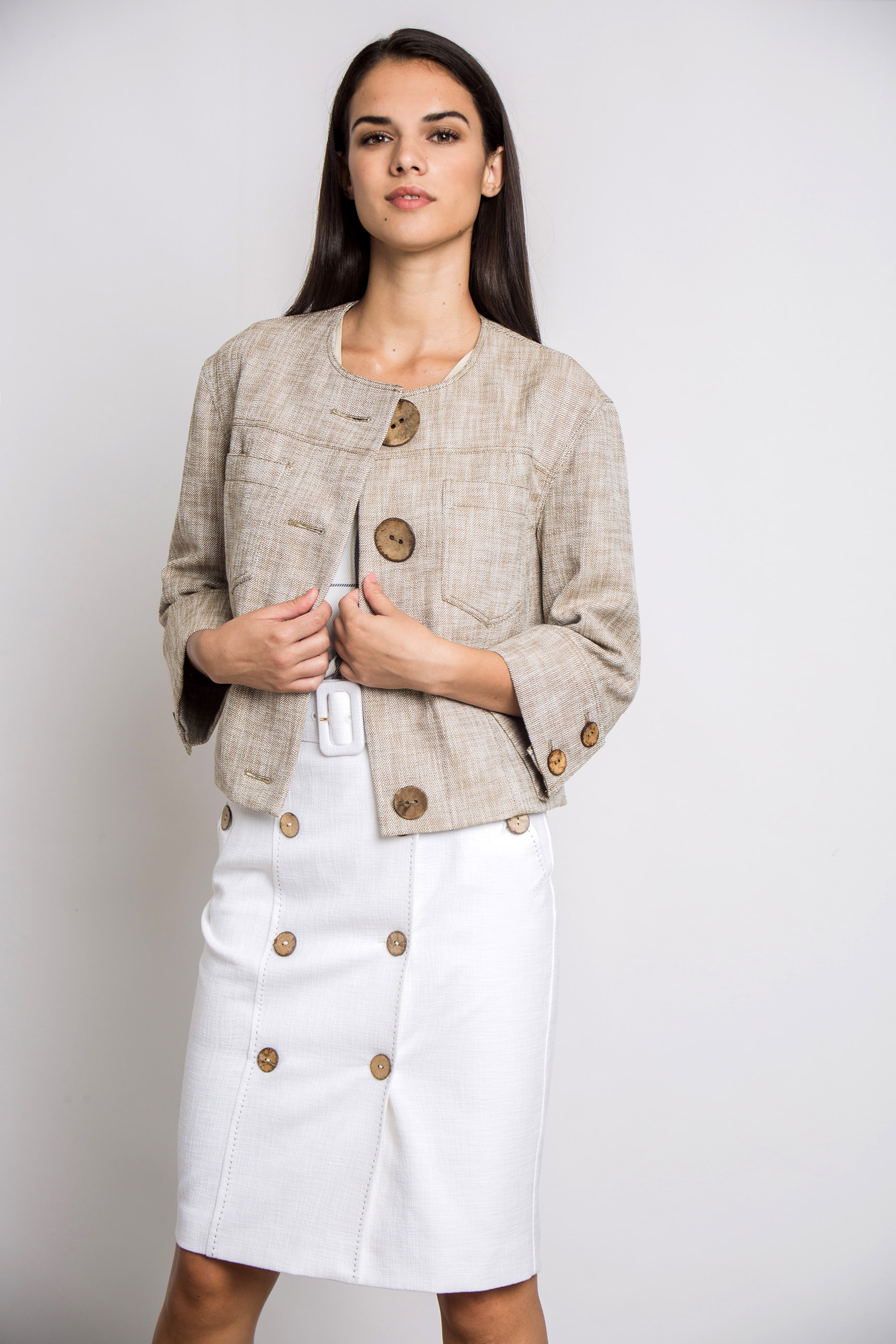 Short beige jacket with threequarter length sleeves