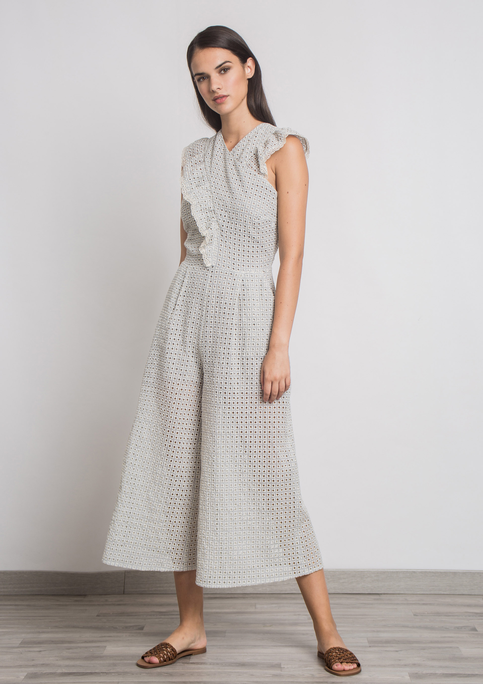 Mono gris de escote cruzado