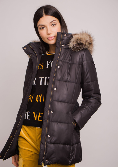 parka preta com capuz