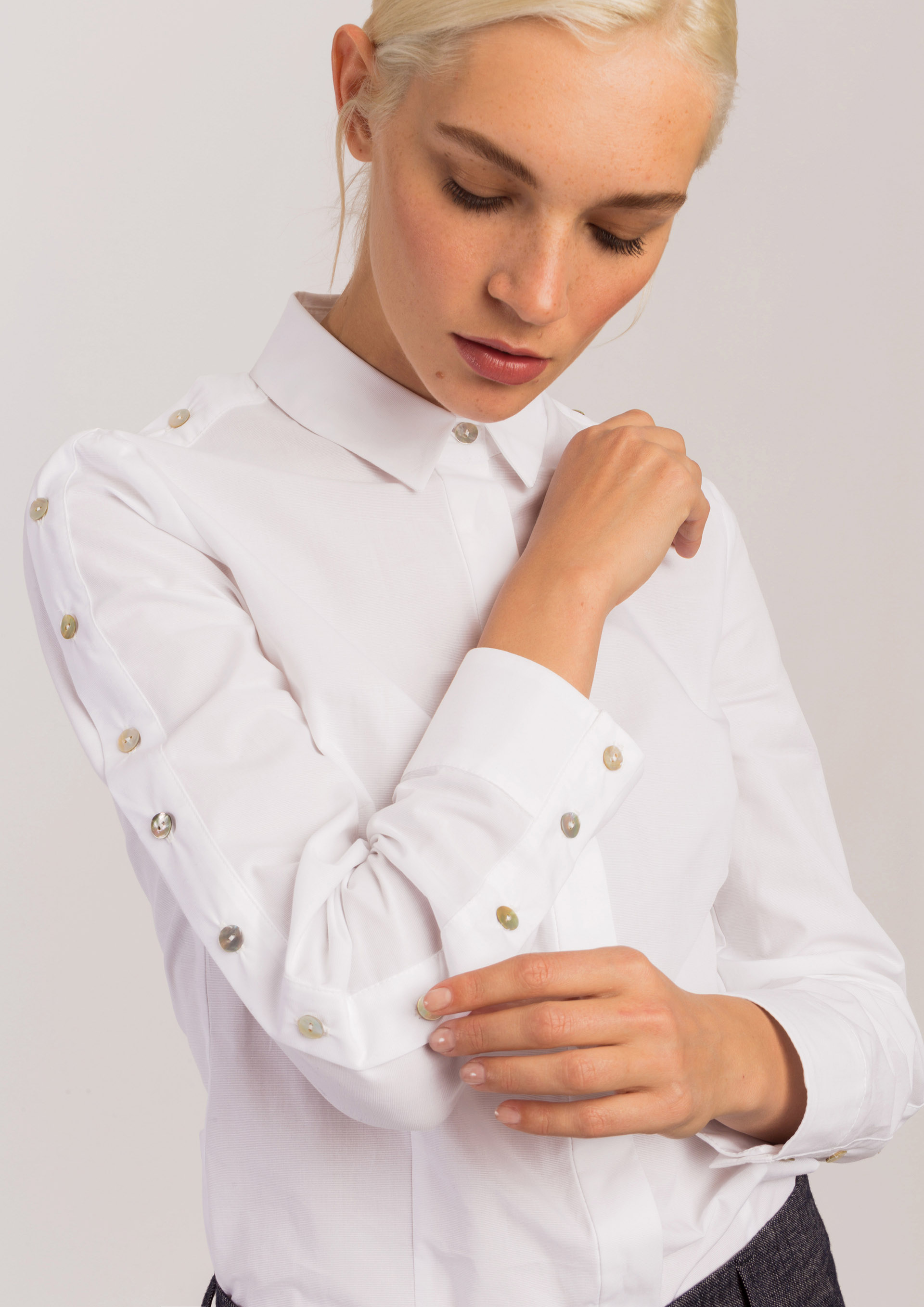 Blusa de manga larga con botones metálicos