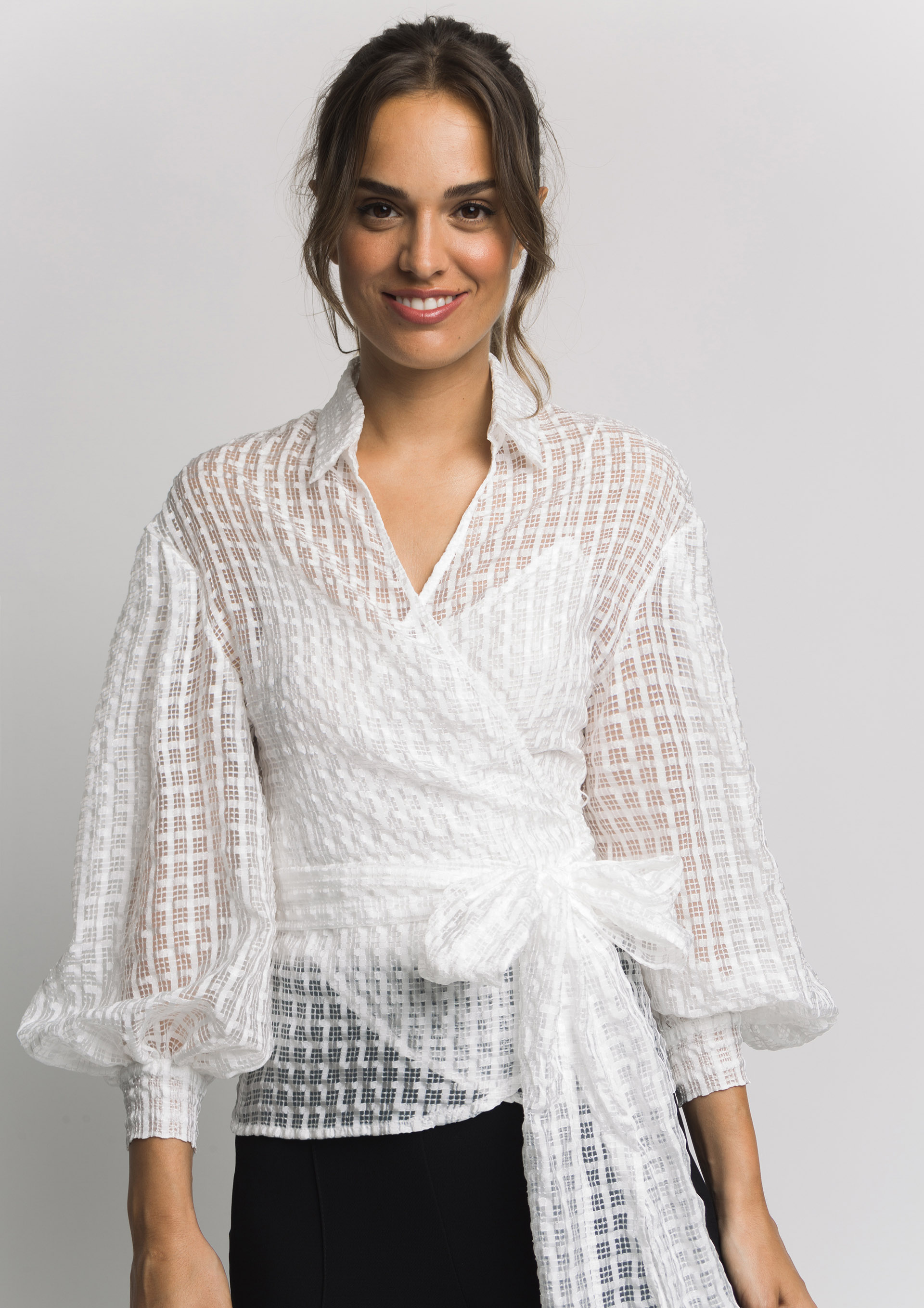 Blusa de fiesta blanca con lazada