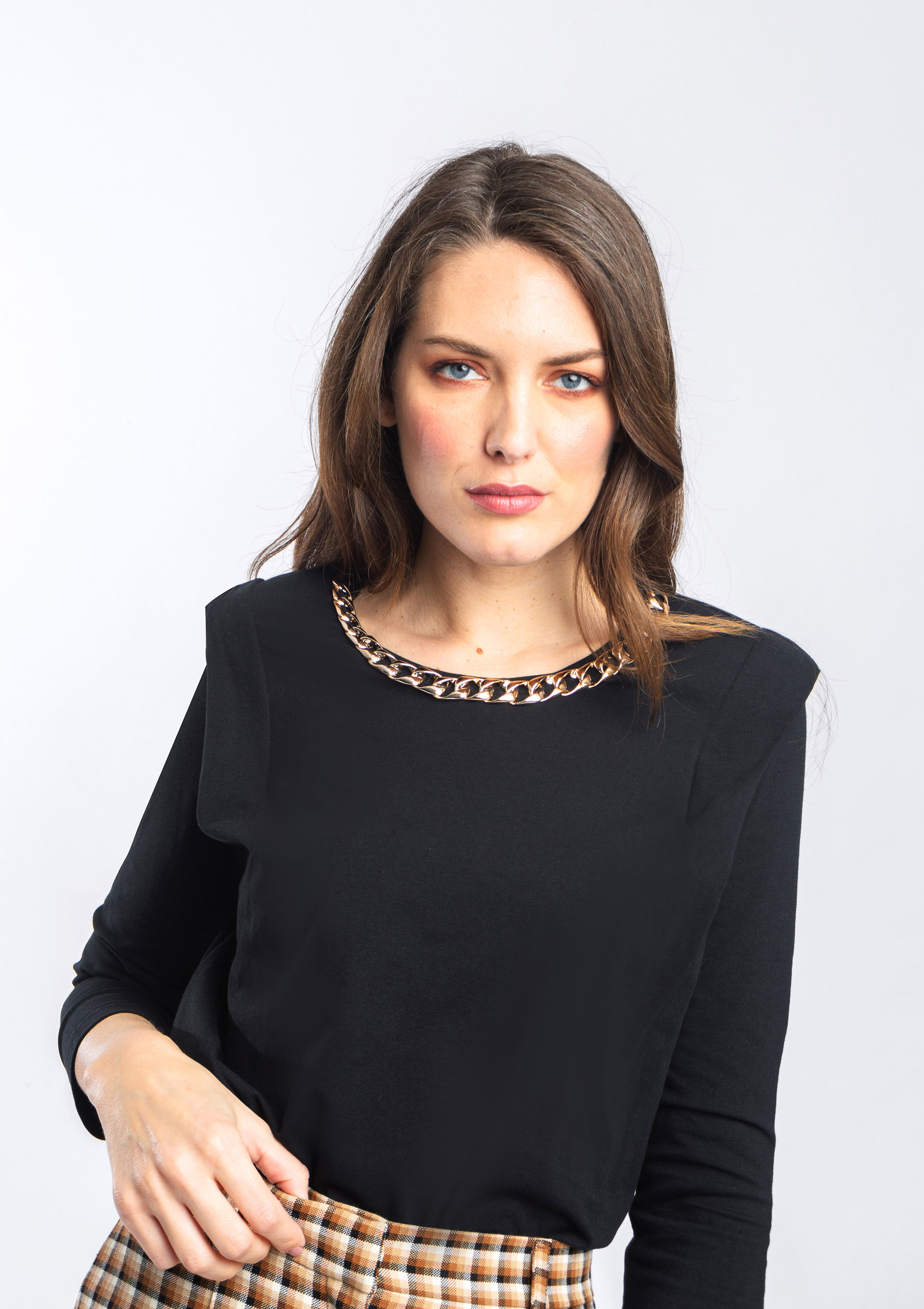 Camiseta negra con cadena