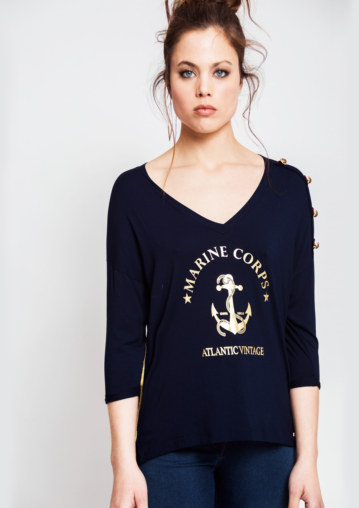 Sailorstyle navy Tshirt.