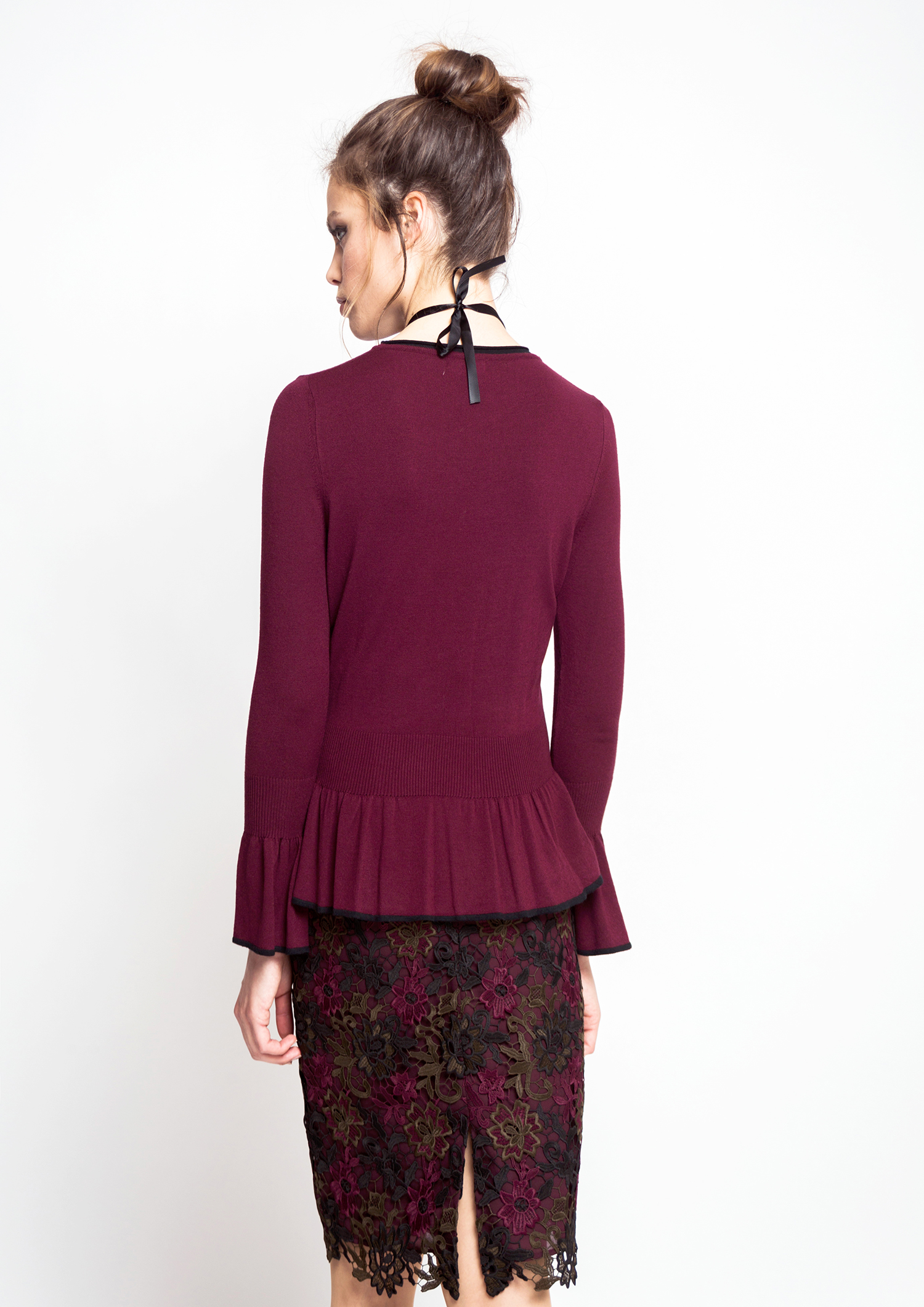 Maroon kni t sweater.
