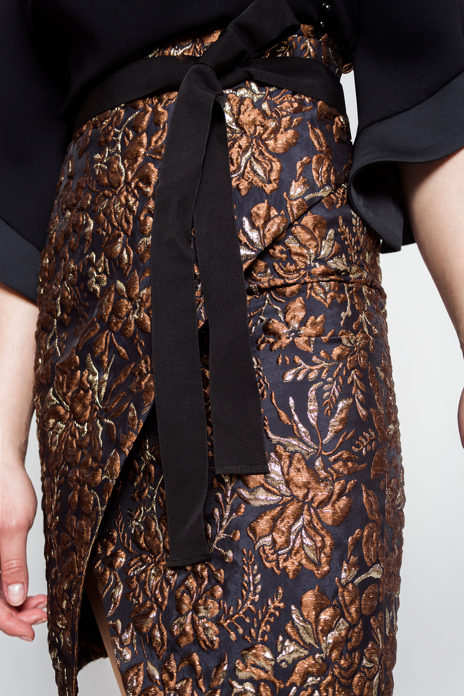 Metalllic finish jacquard skirt.