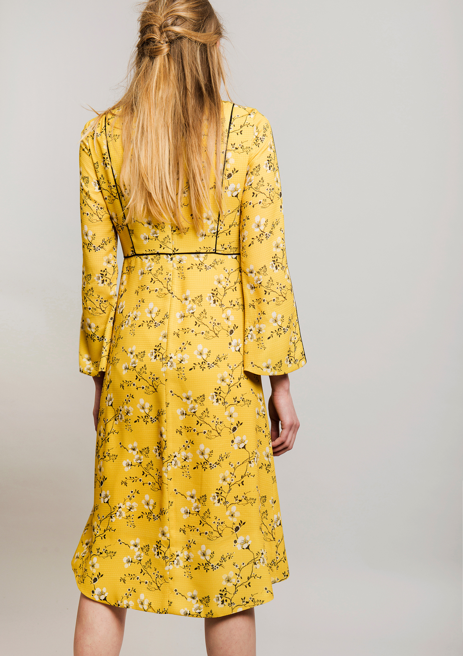 Print dress in yellow.