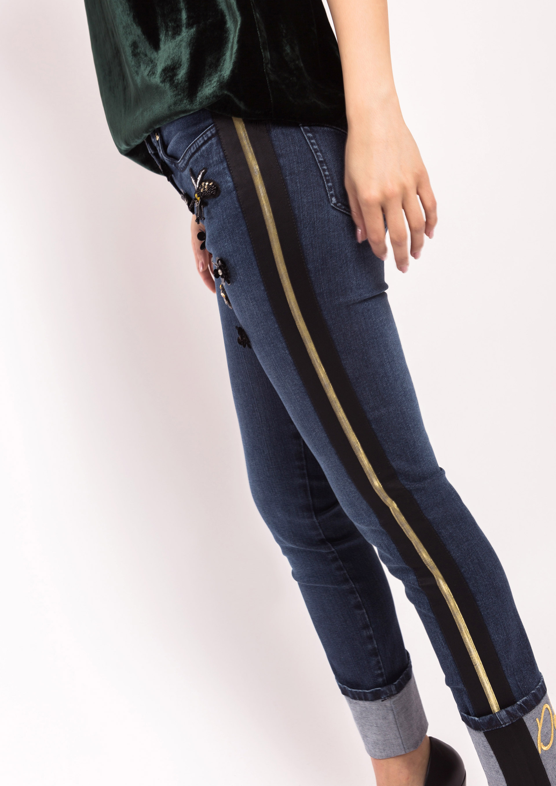 Jeans with floral appliqués