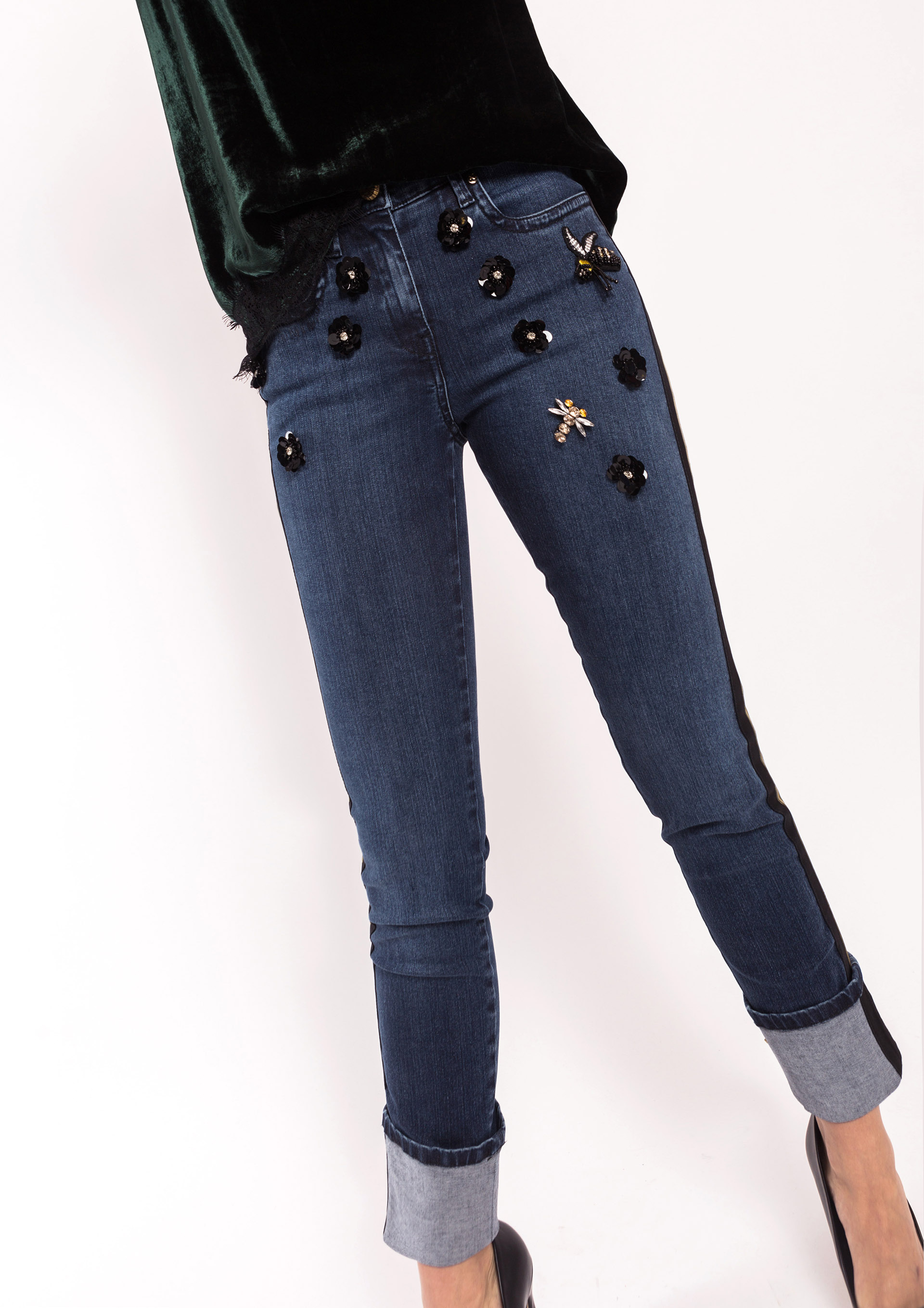 Jeans with floral appliqués