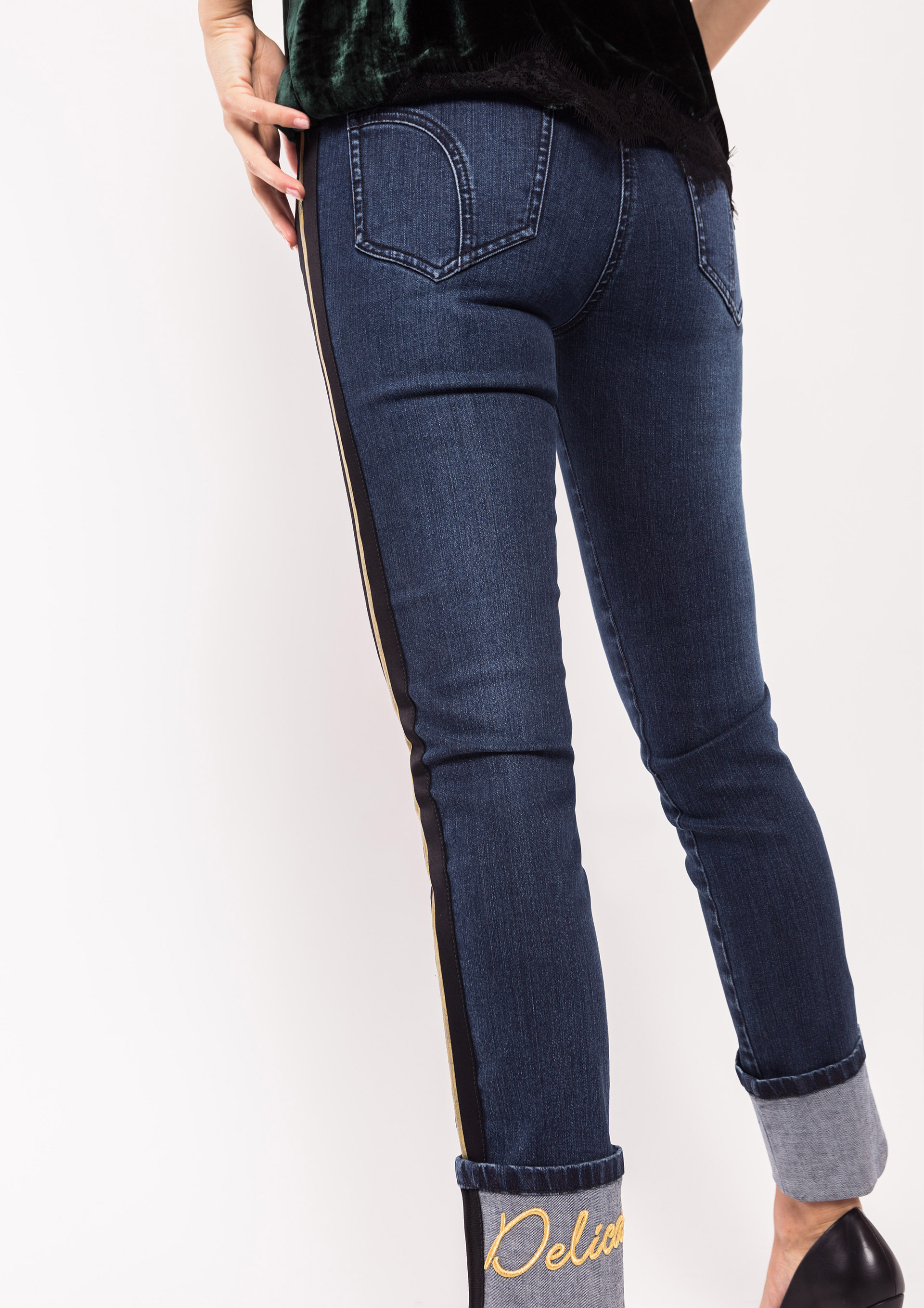 Jeans with floral appliqués