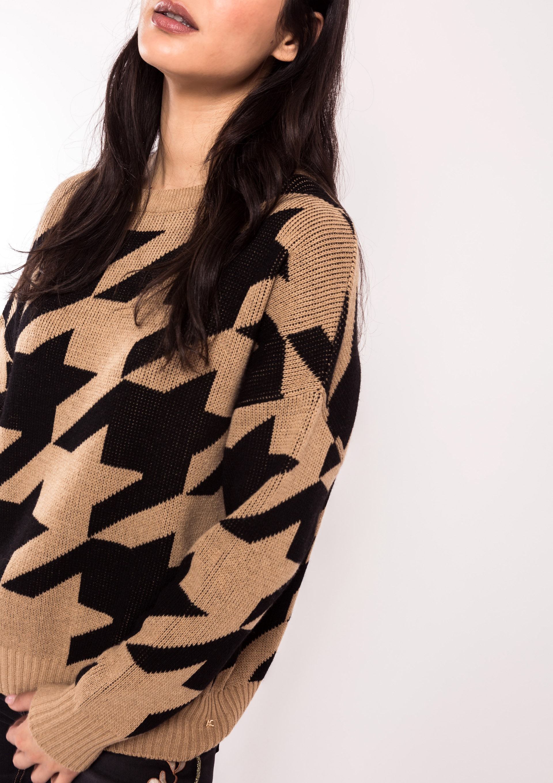 Knit sweater in camel and black
