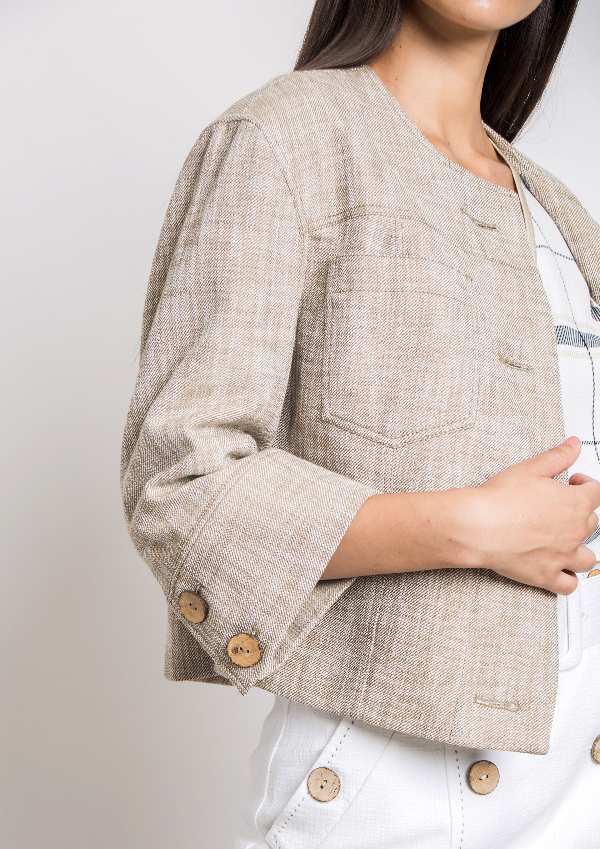 Short beige jacket with threequarter length sleeves