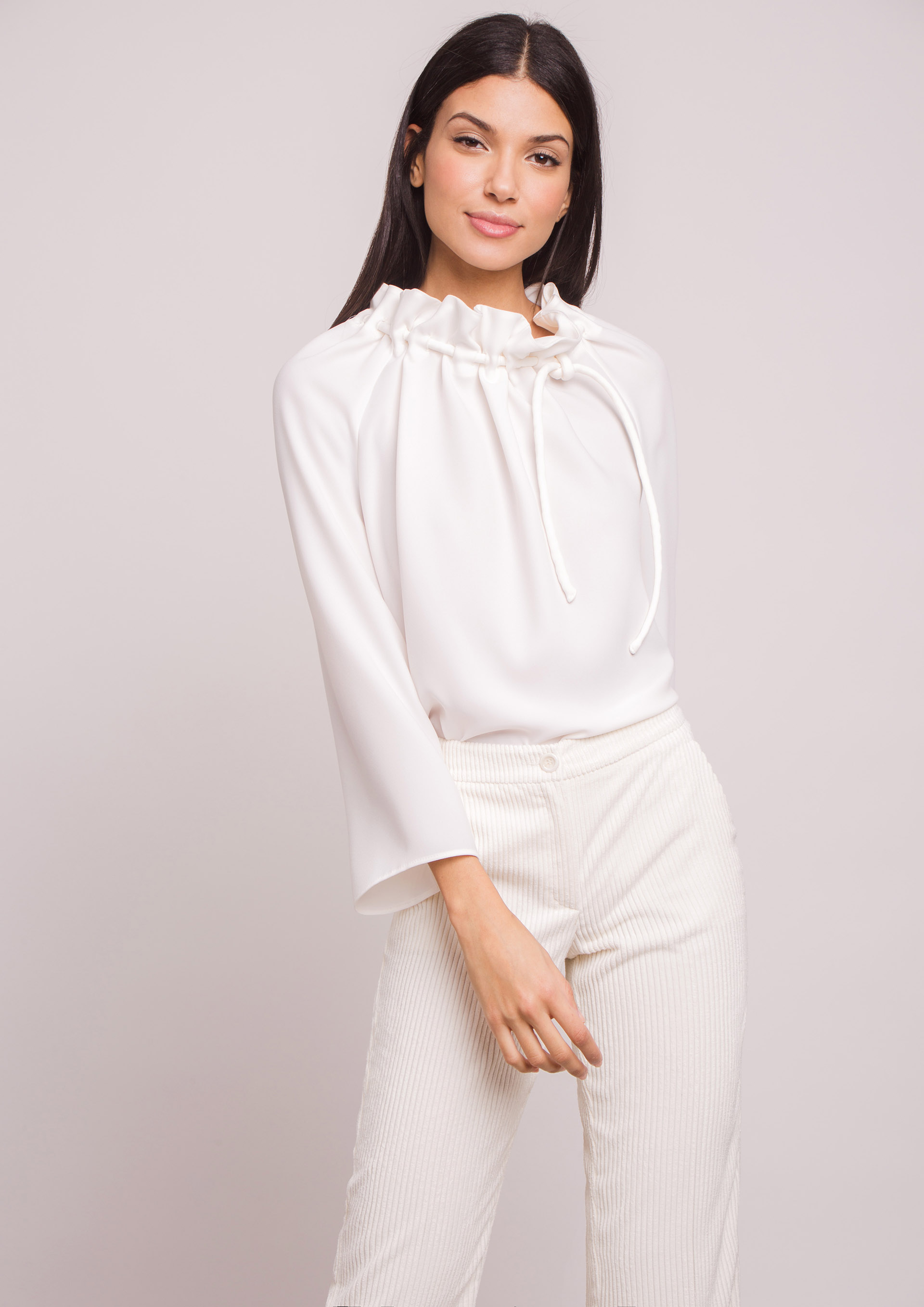 Fluid blouse in ecru.