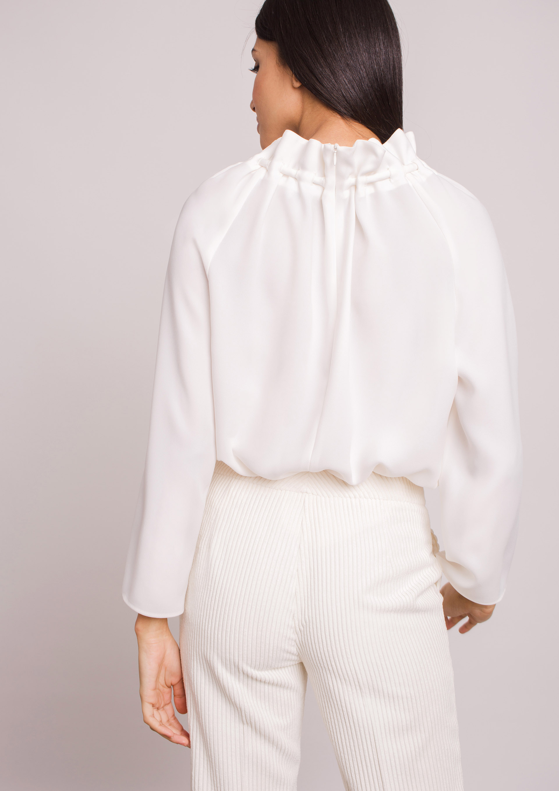 Fluid blouse in ecru.