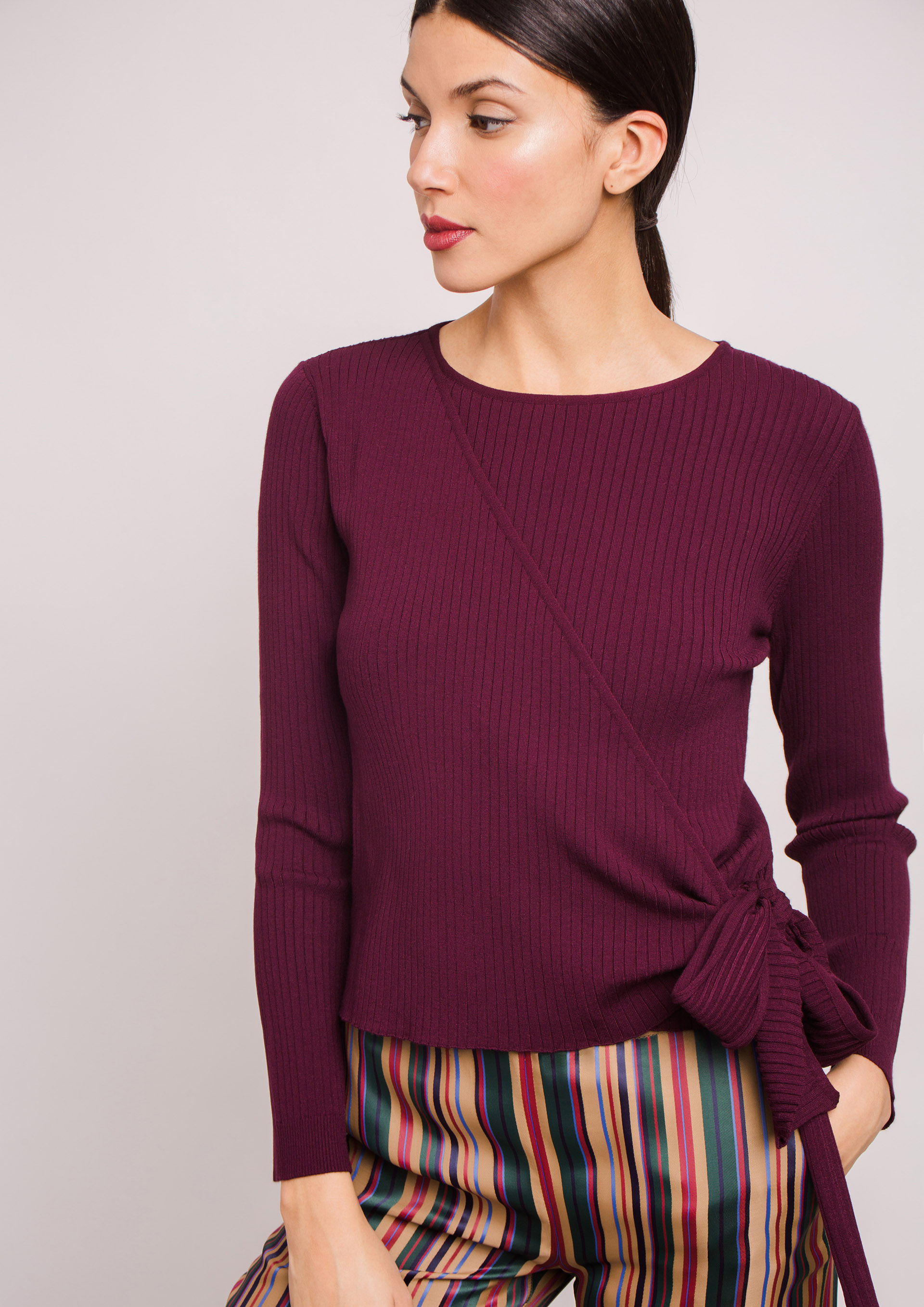 Fine knit sweater in aubergine.