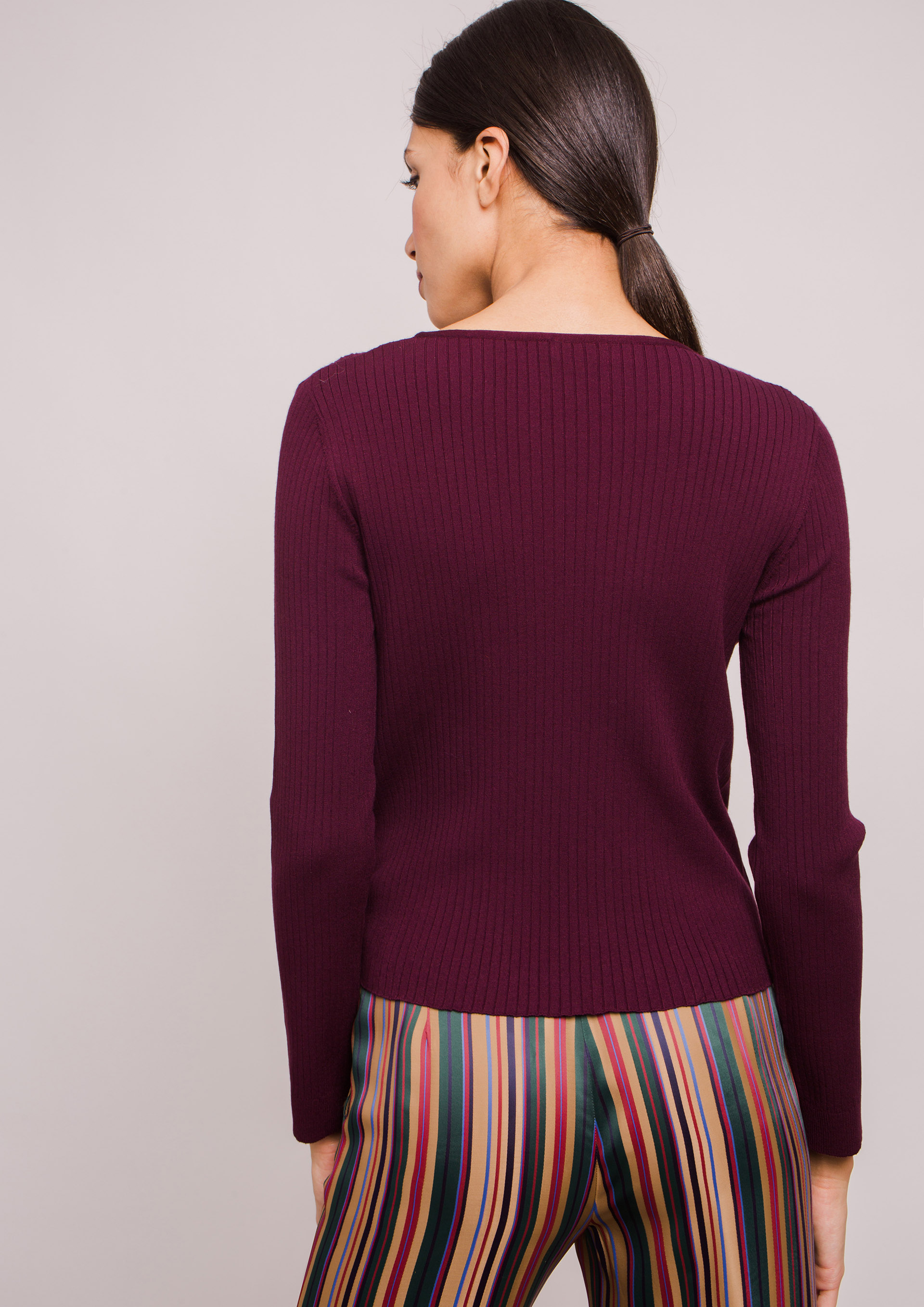 Fine knit sweater in aubergine.