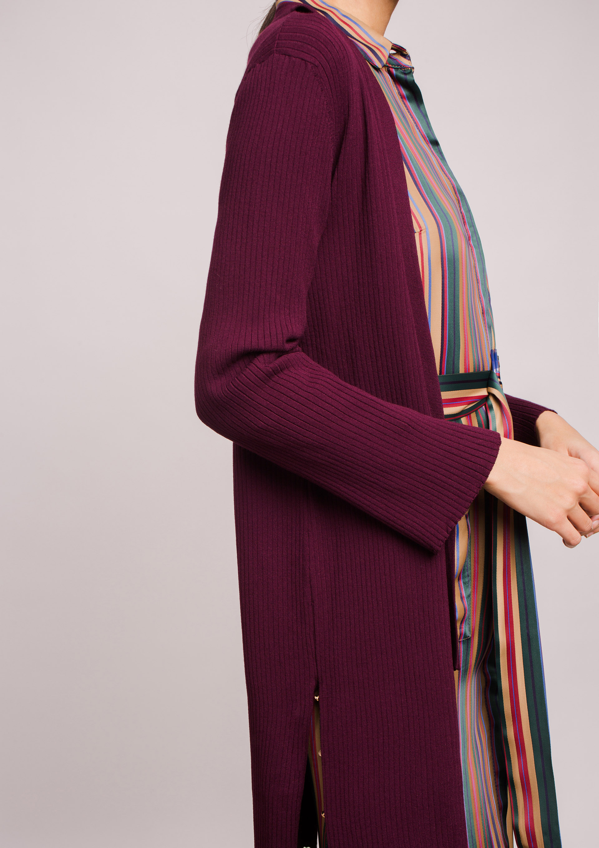 Knit cardigan in aubergine.
