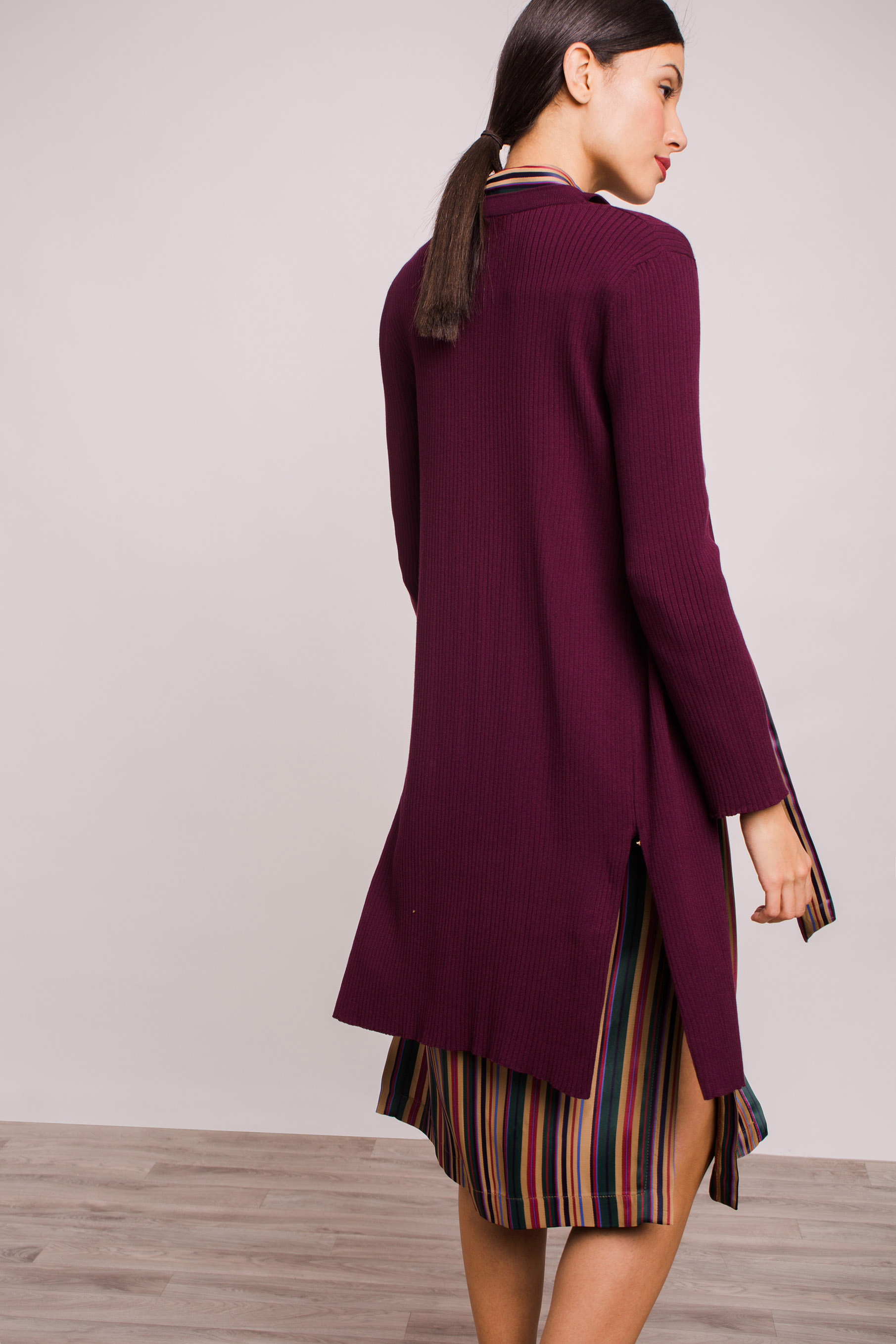 Knit cardigan in aubergine.