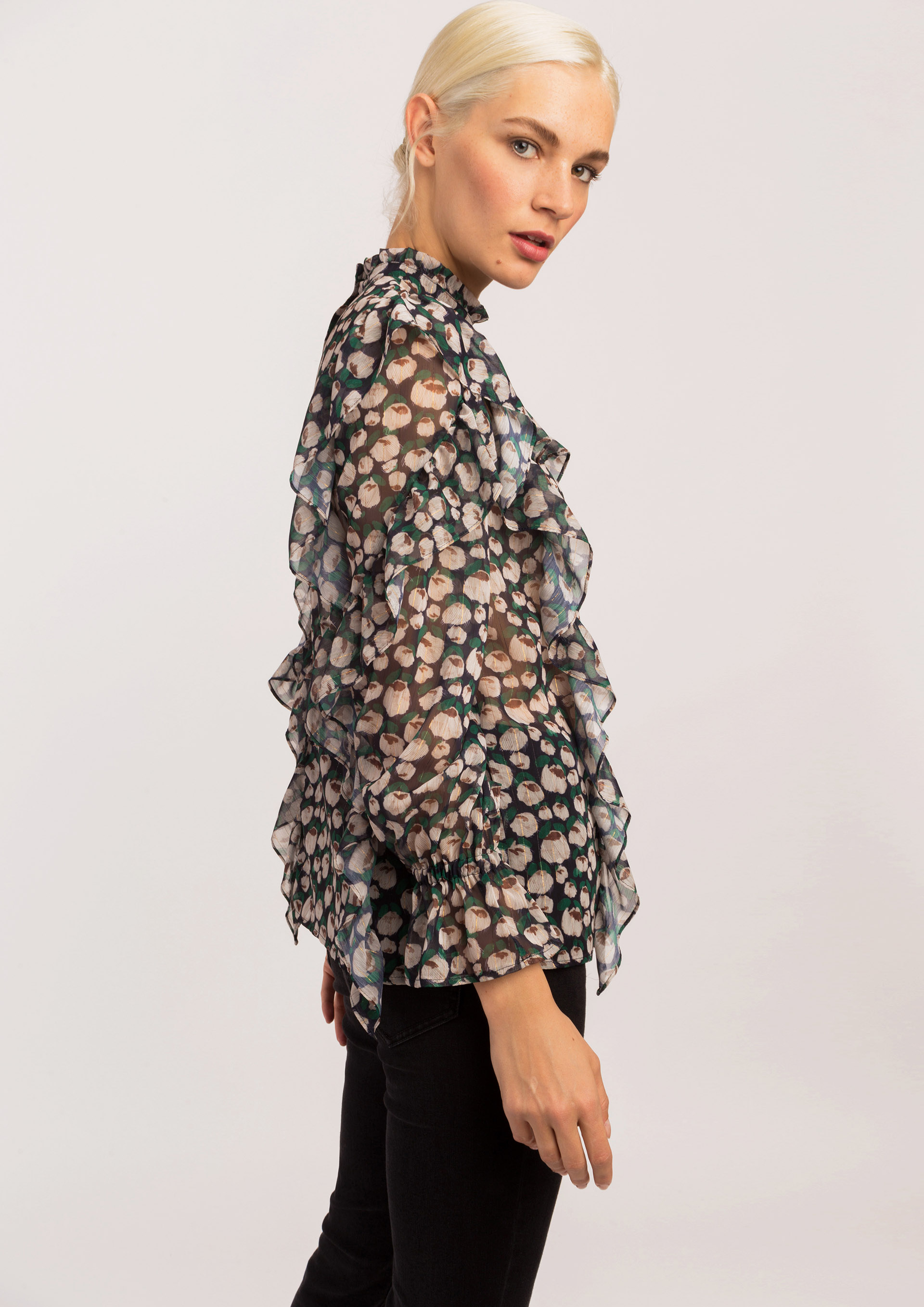 Muslin blouse with floral print.