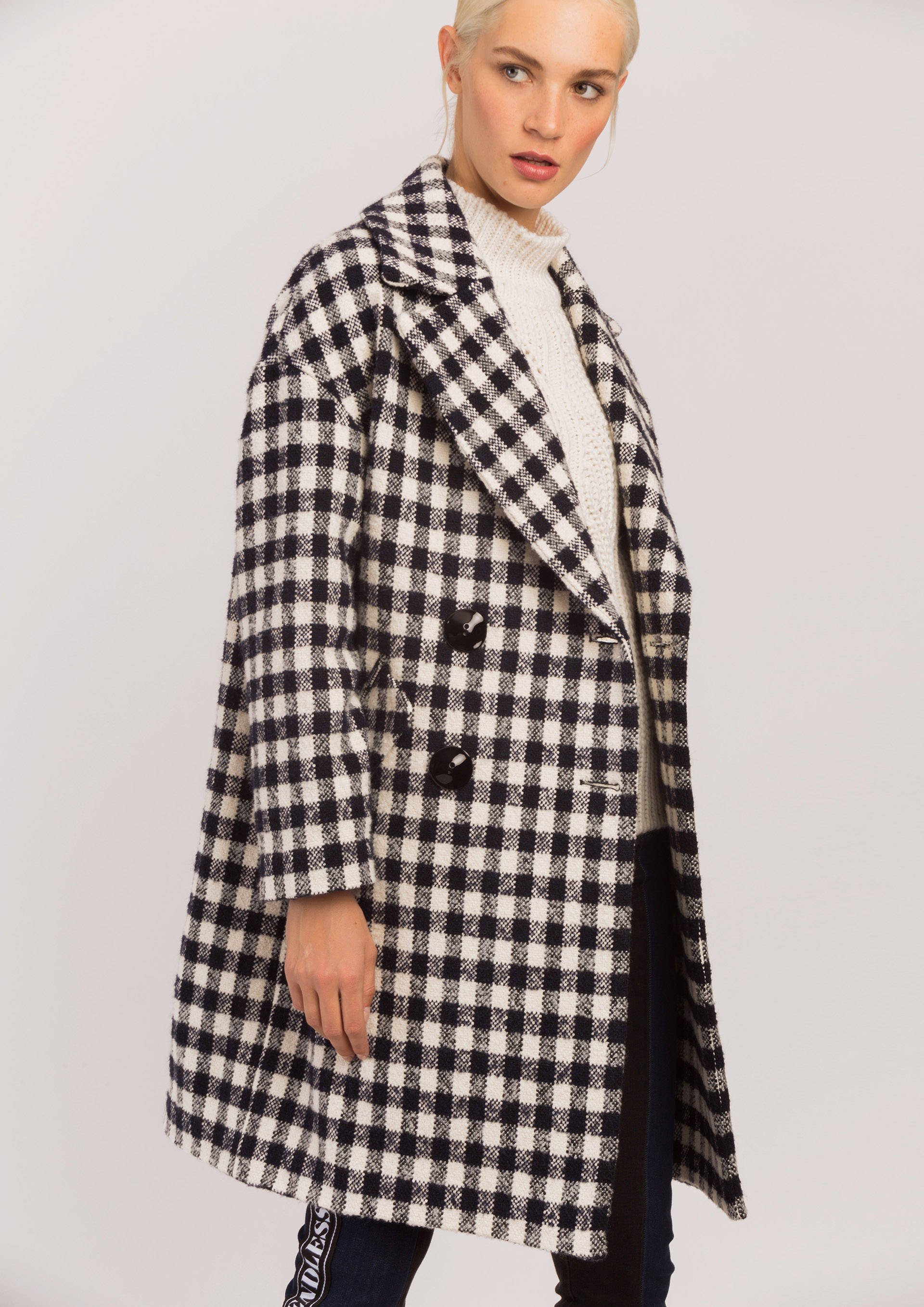 Straight checked coat.