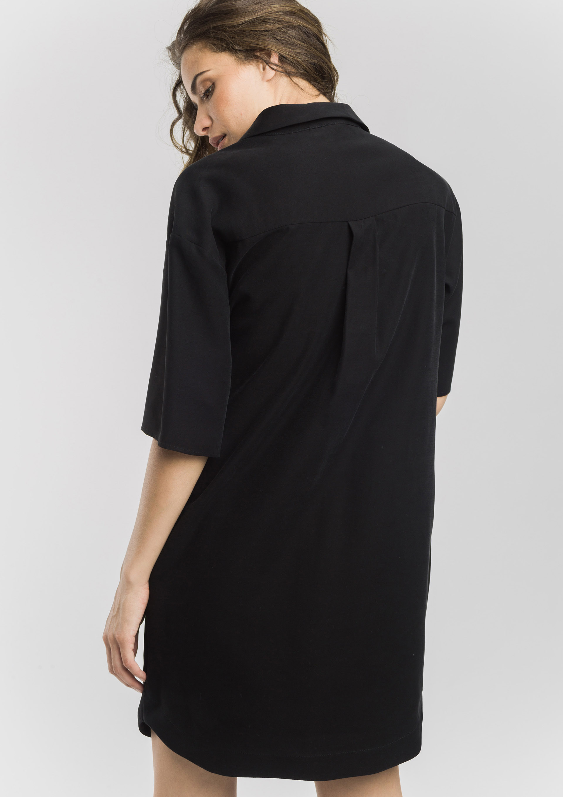 Short linen dress in black