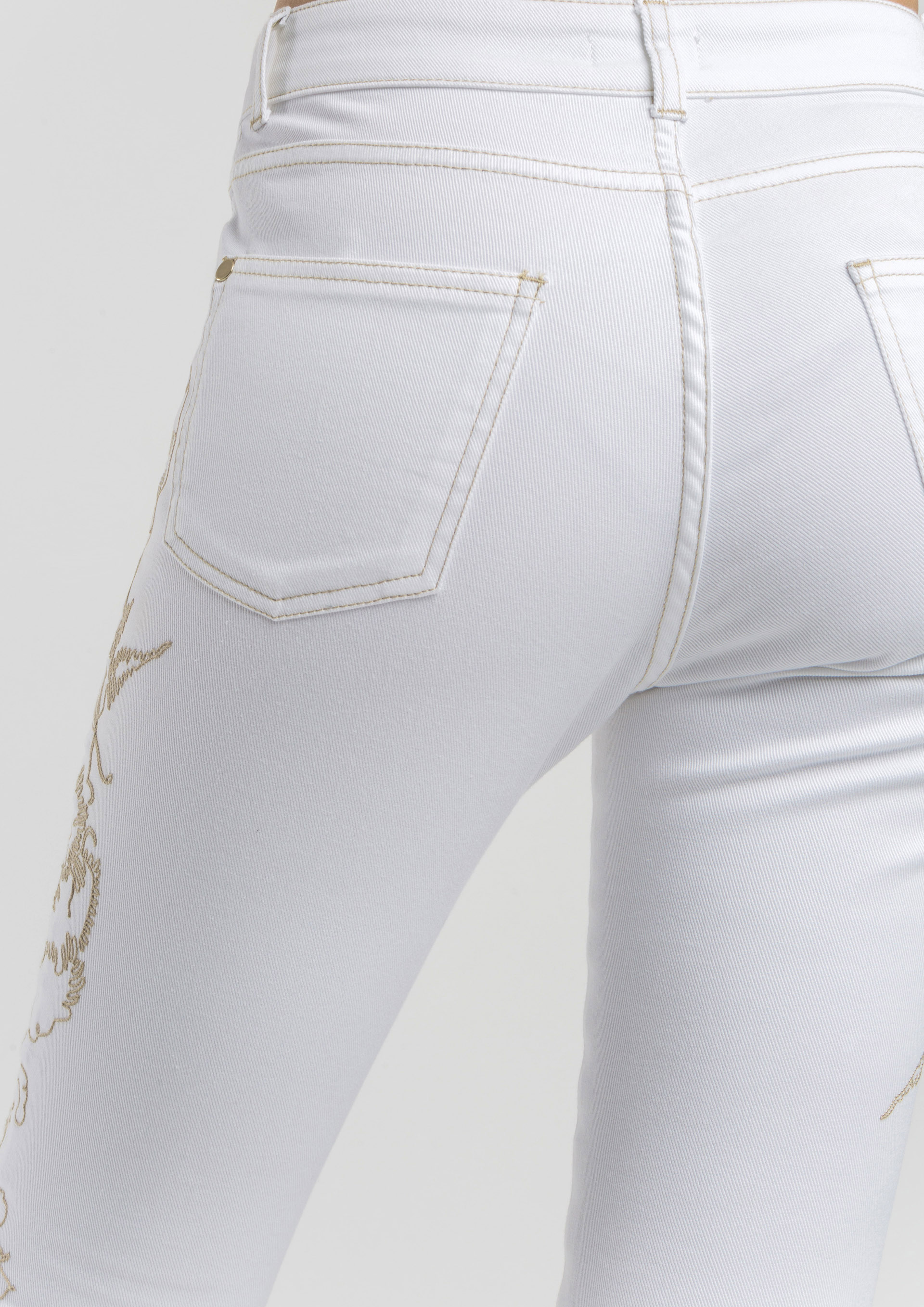 White embroiderd jeans
