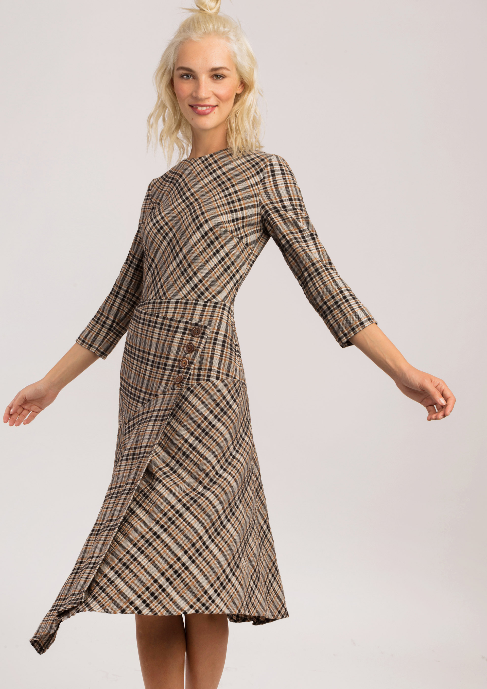 Vestido de cuadros con bajo desigual