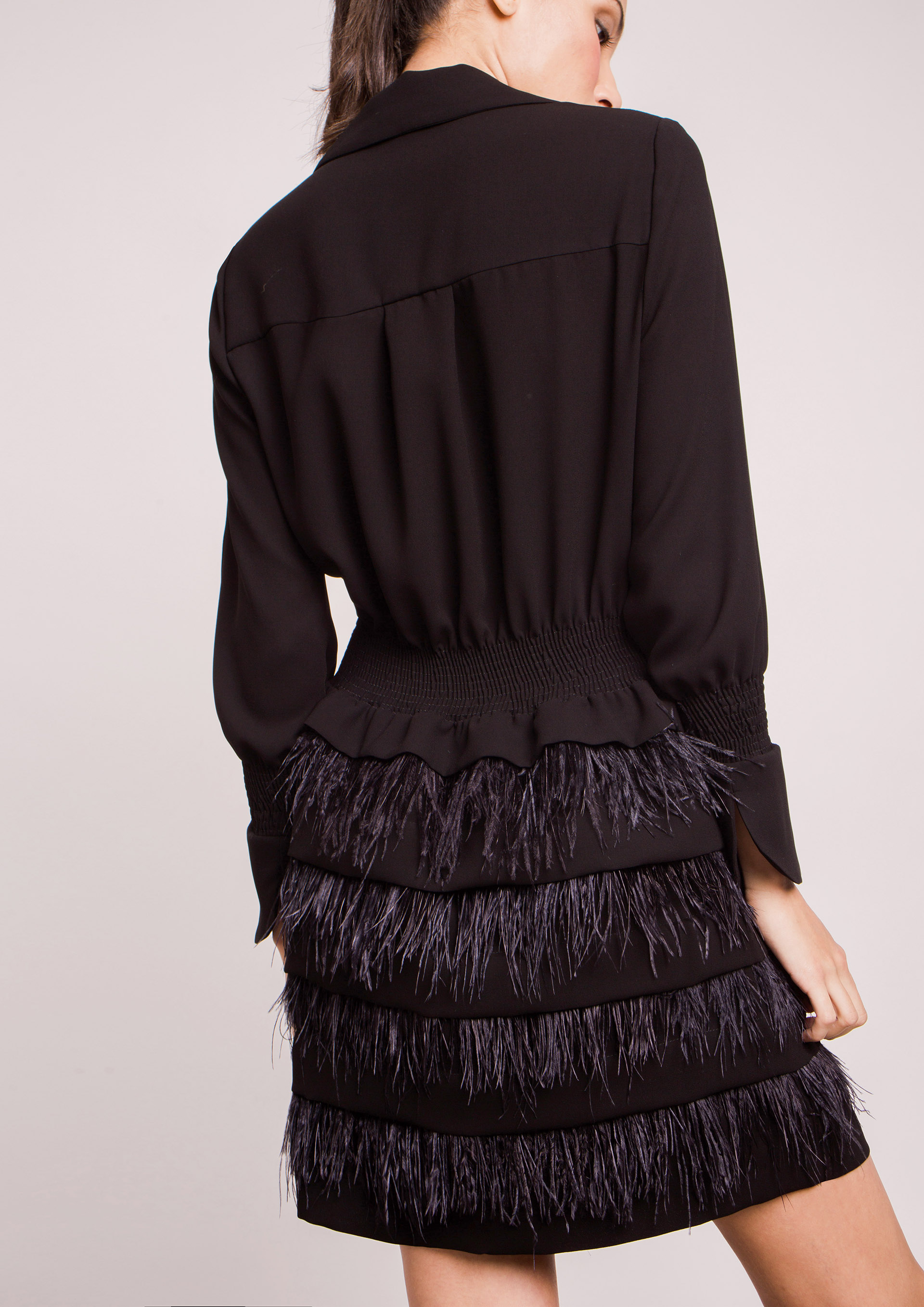 Vestido negro falda plumas
