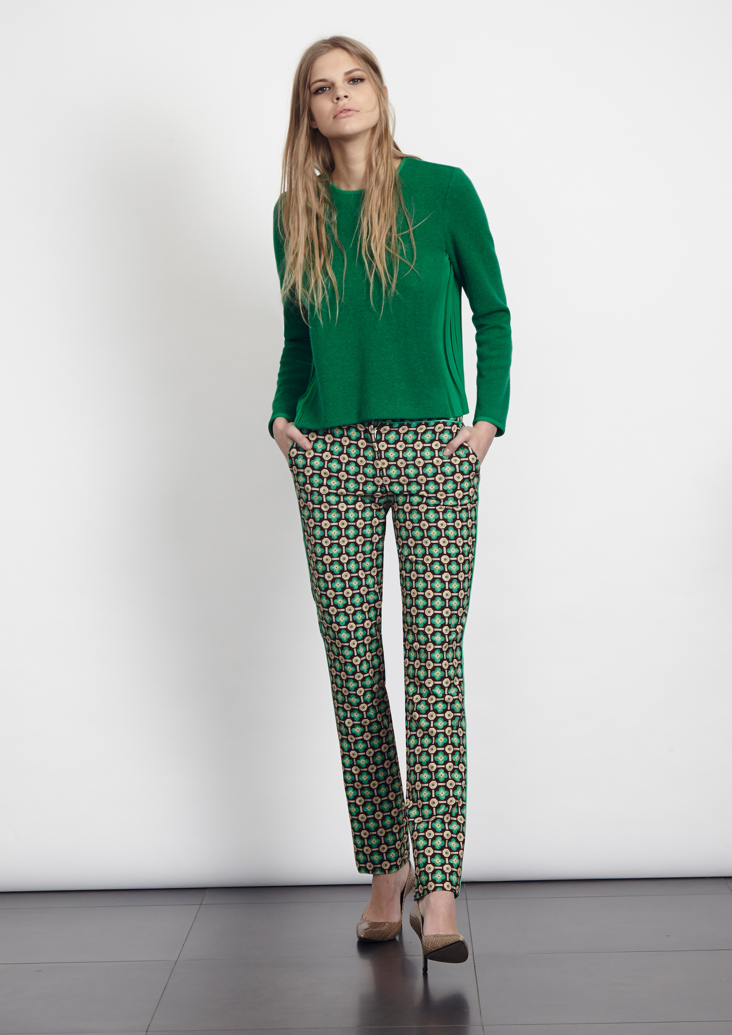 https://www.albaconde.com/look-alta/invierno-2016/pantalon-estampado-con-jersey-verde