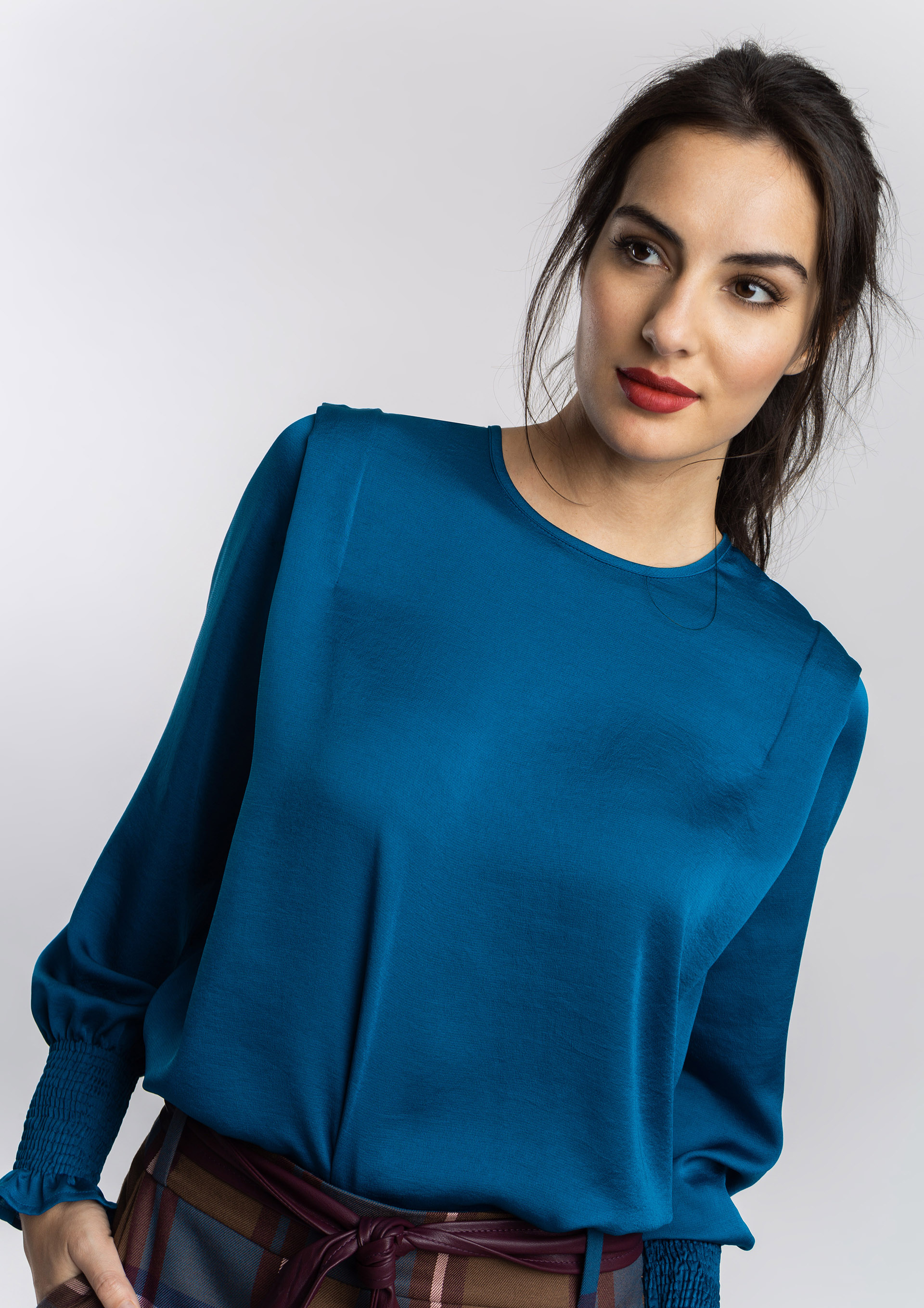 Blusa azul satinada