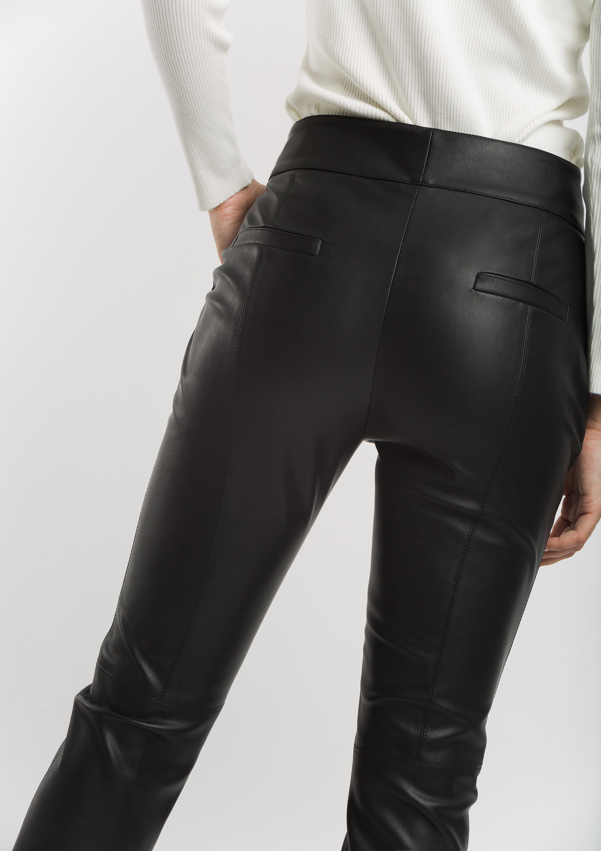 Pantalon negro efecto piel 2025