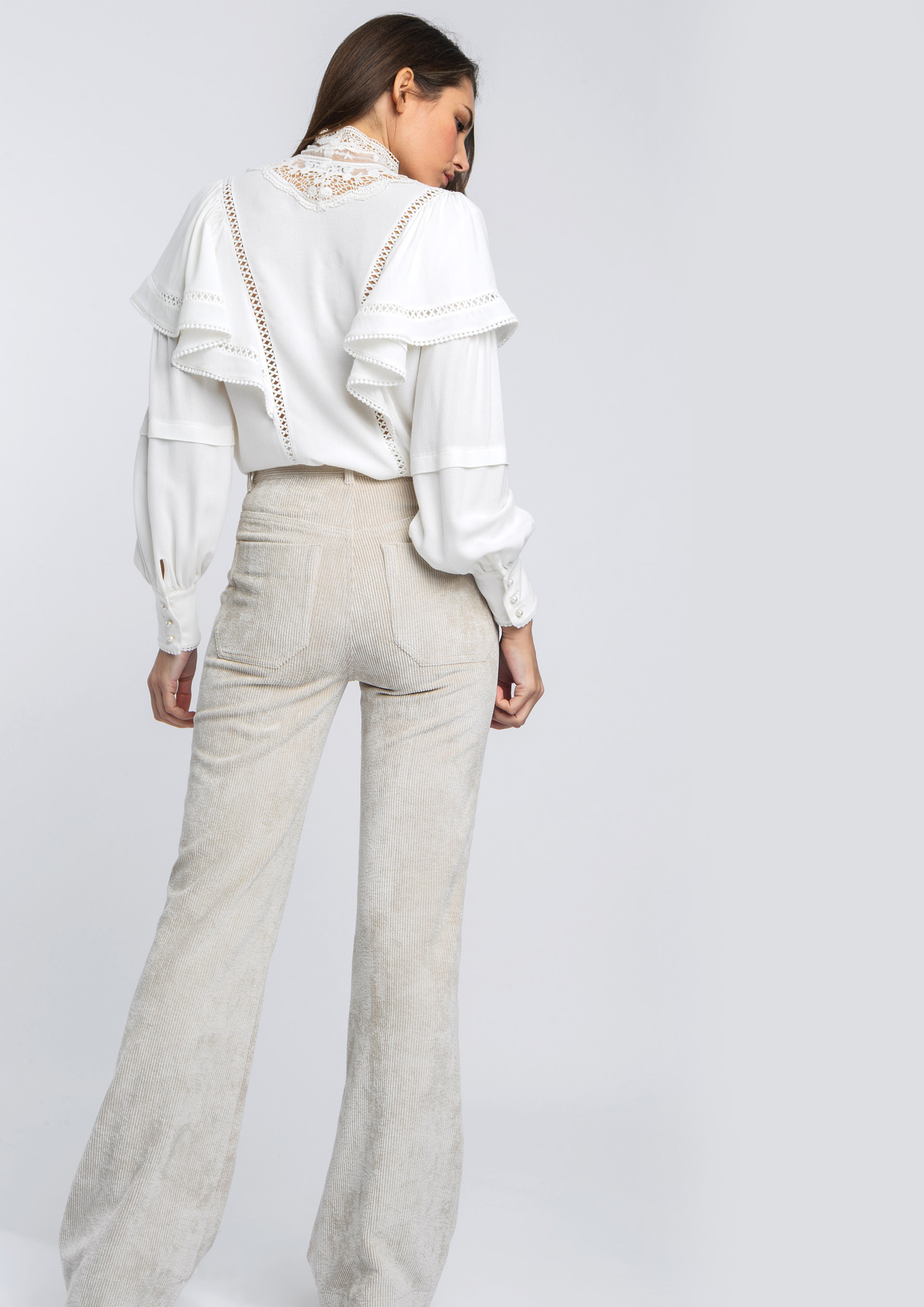 Pantalon blanco acampanado deals