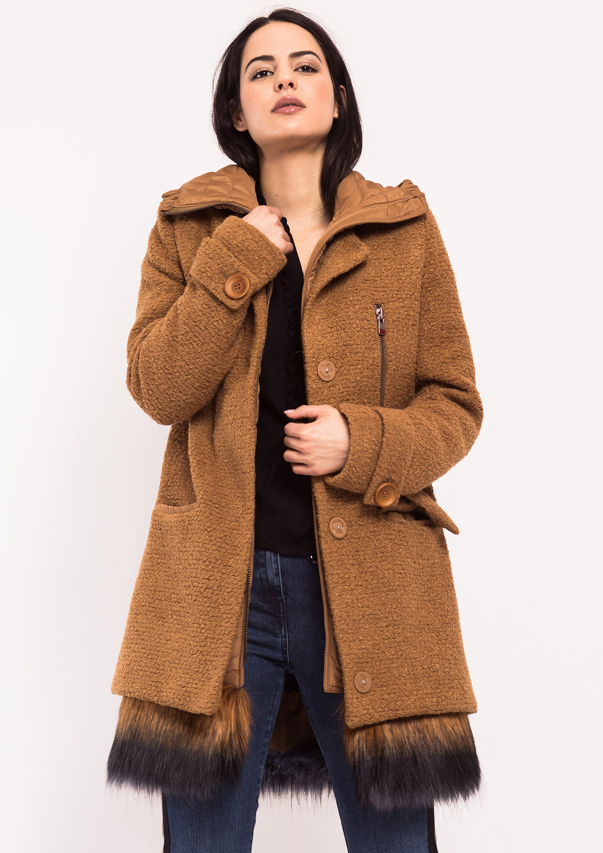 Chaquetón camel con pelo en bajo