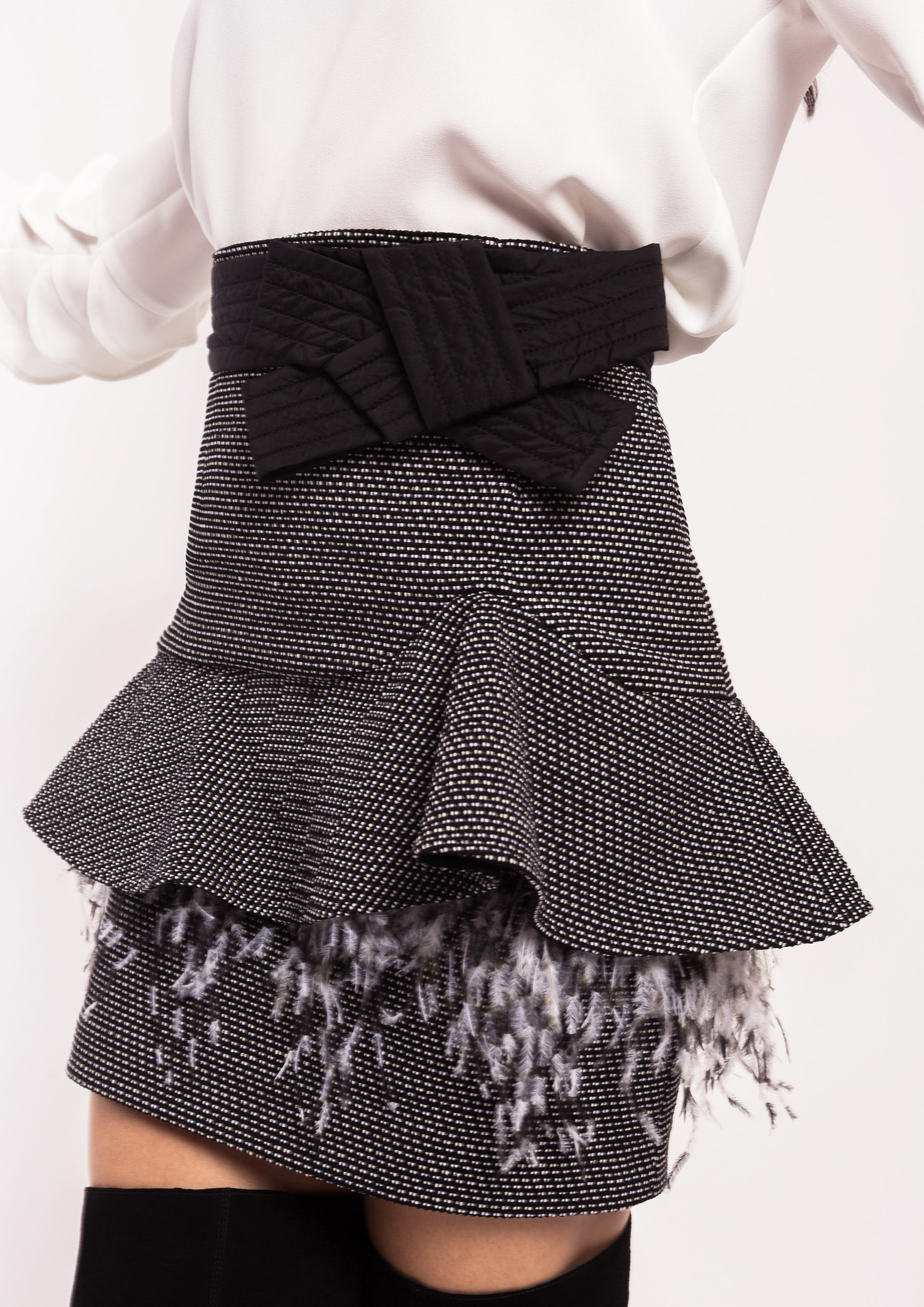 Falda corta jaspeada detalle plumas