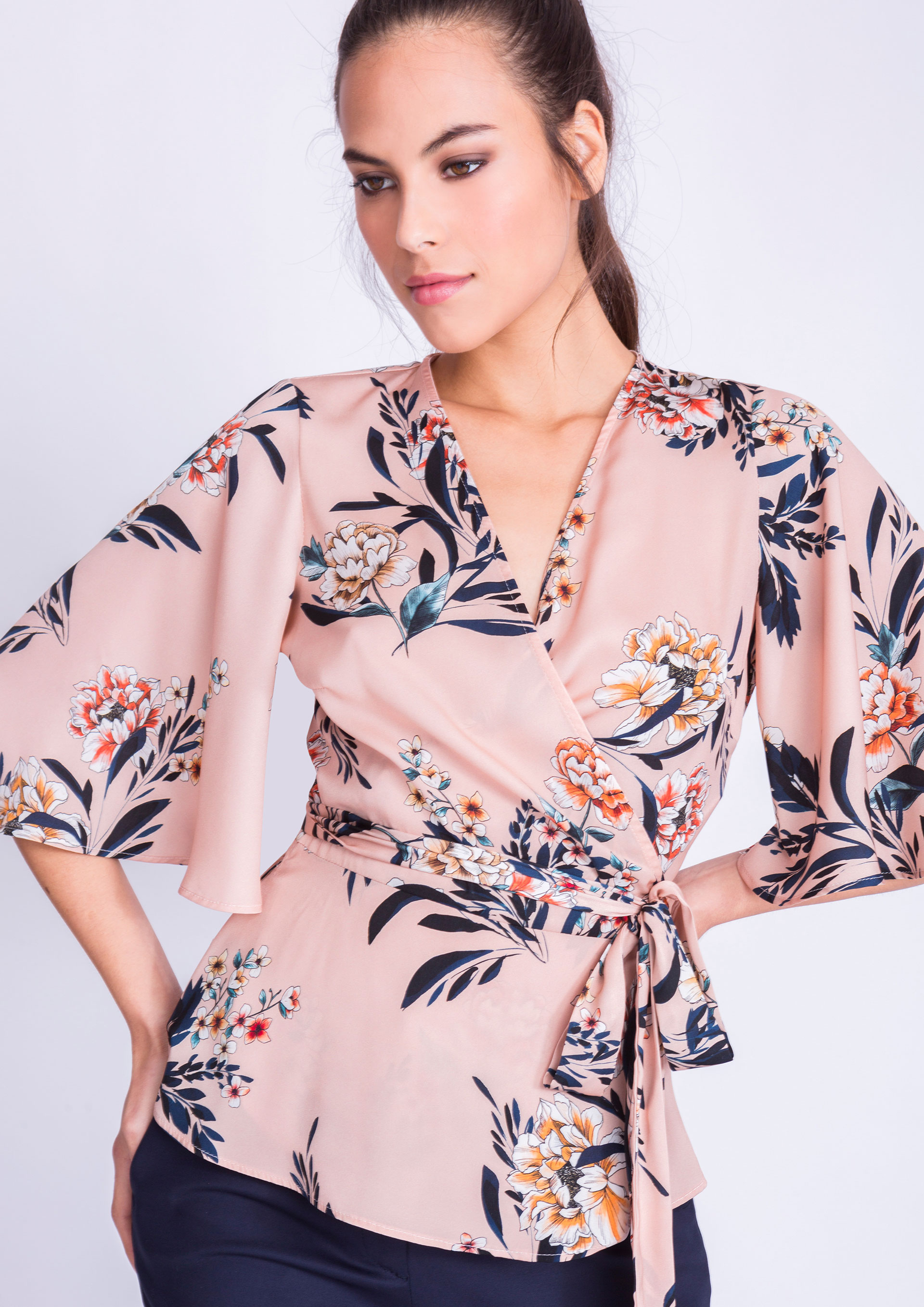Blusa estampada cruzada