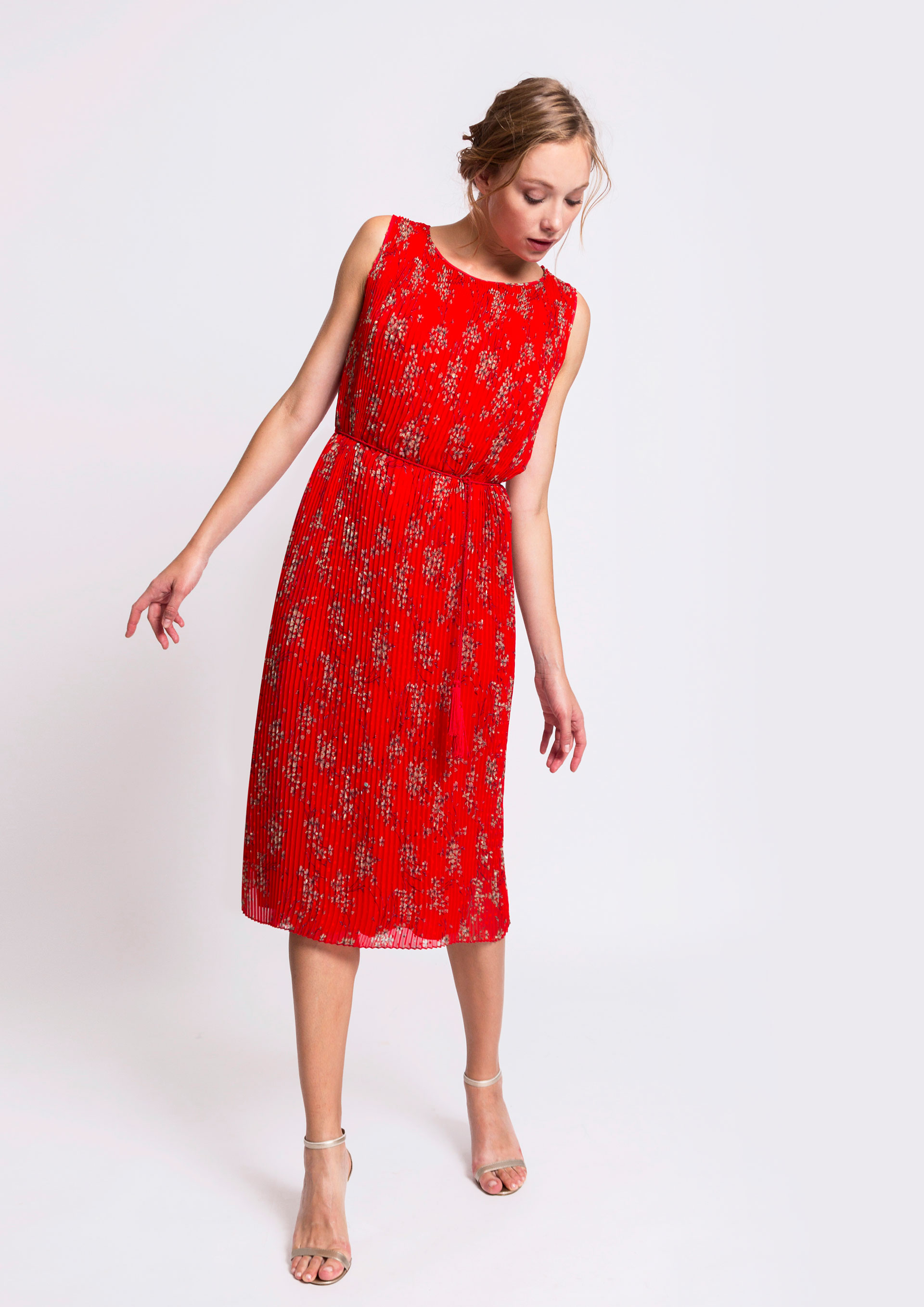 Pleated dress in red