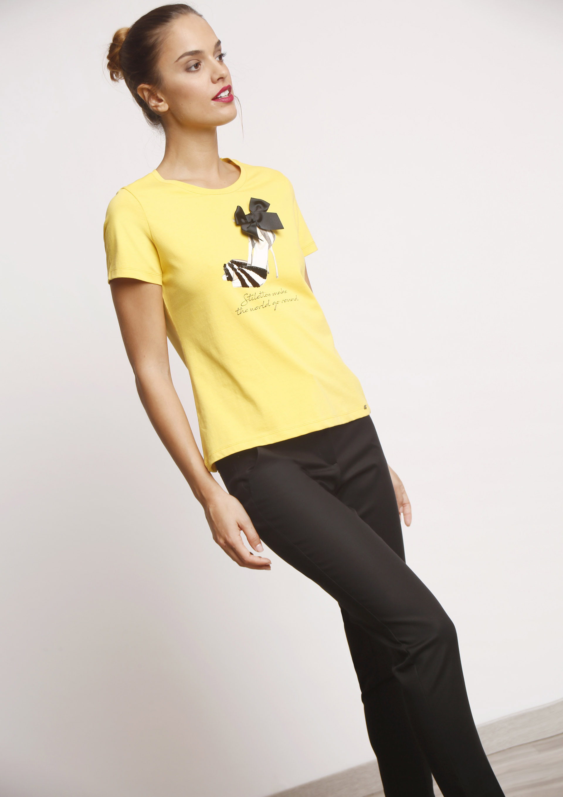 Blusa amarilla pantalon negro best sale