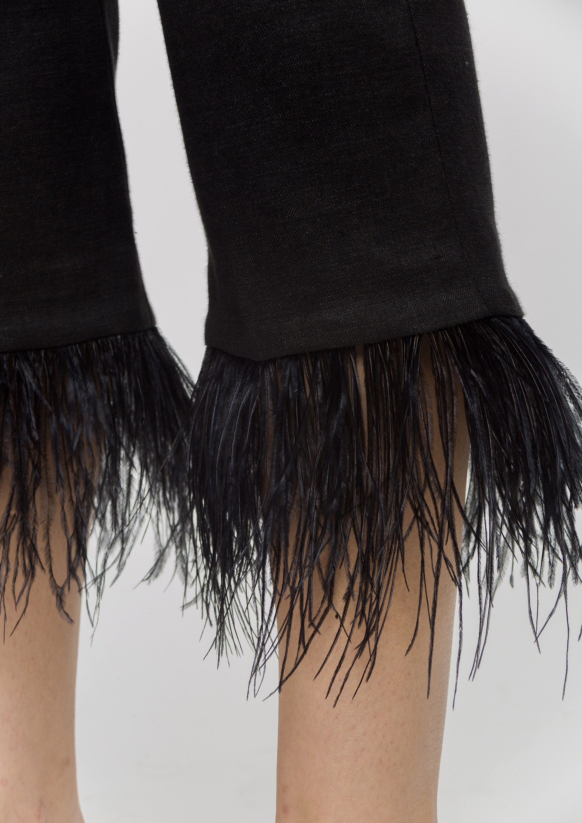 Pantalon tobillero con plumas en bajo