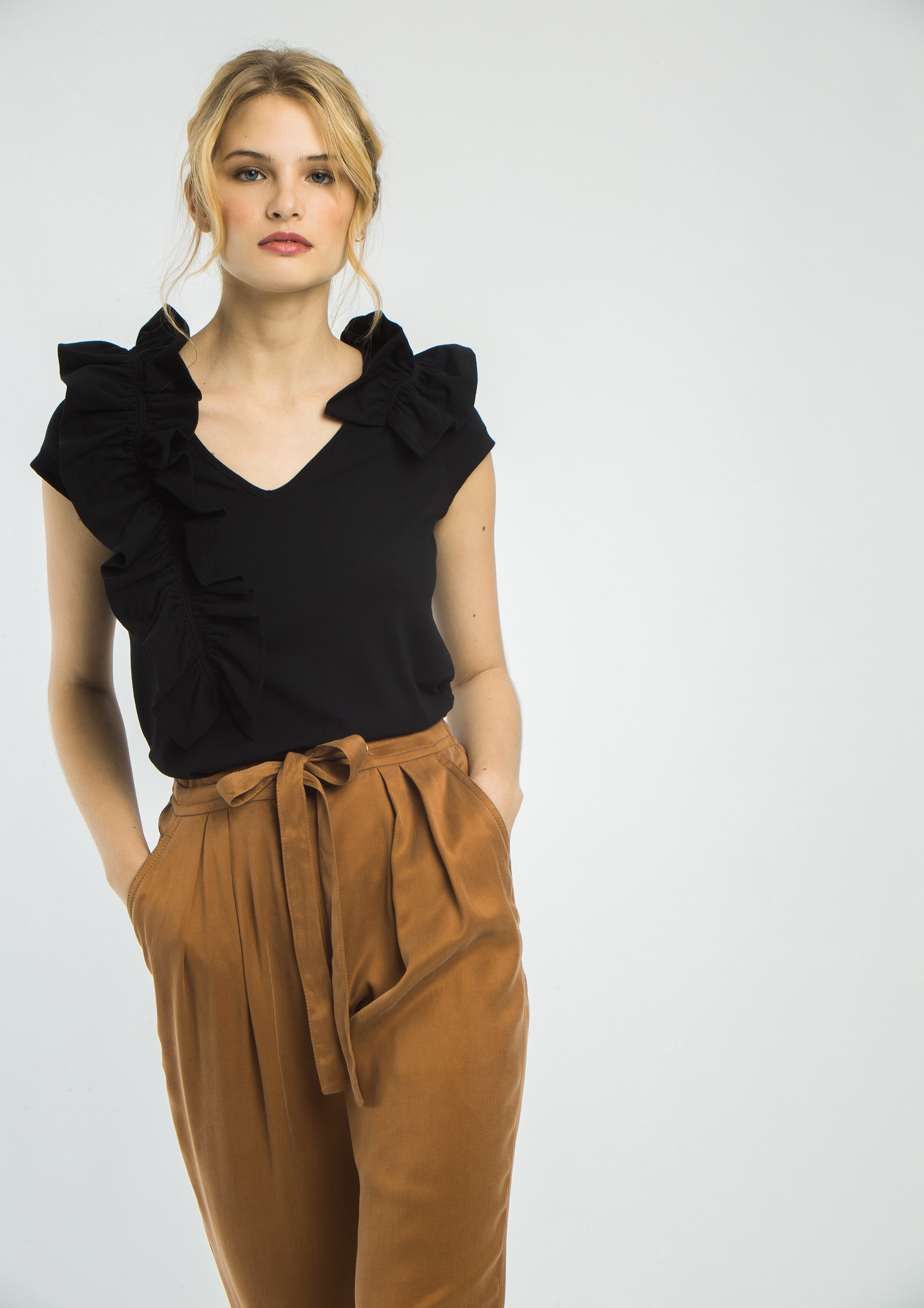 Camiseta negra volantes deals