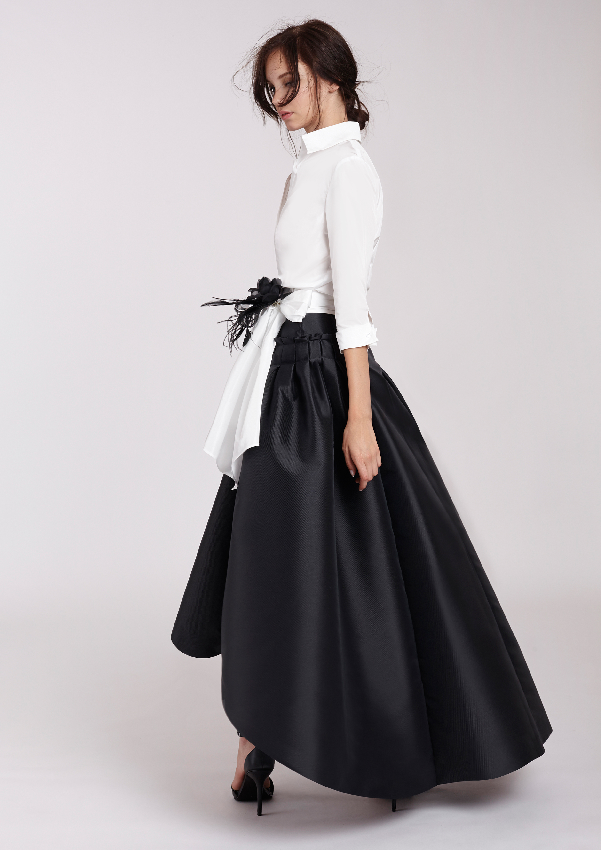Vestido de gala falda negra brillante y blusa blanca con velo negro on  Craiyon