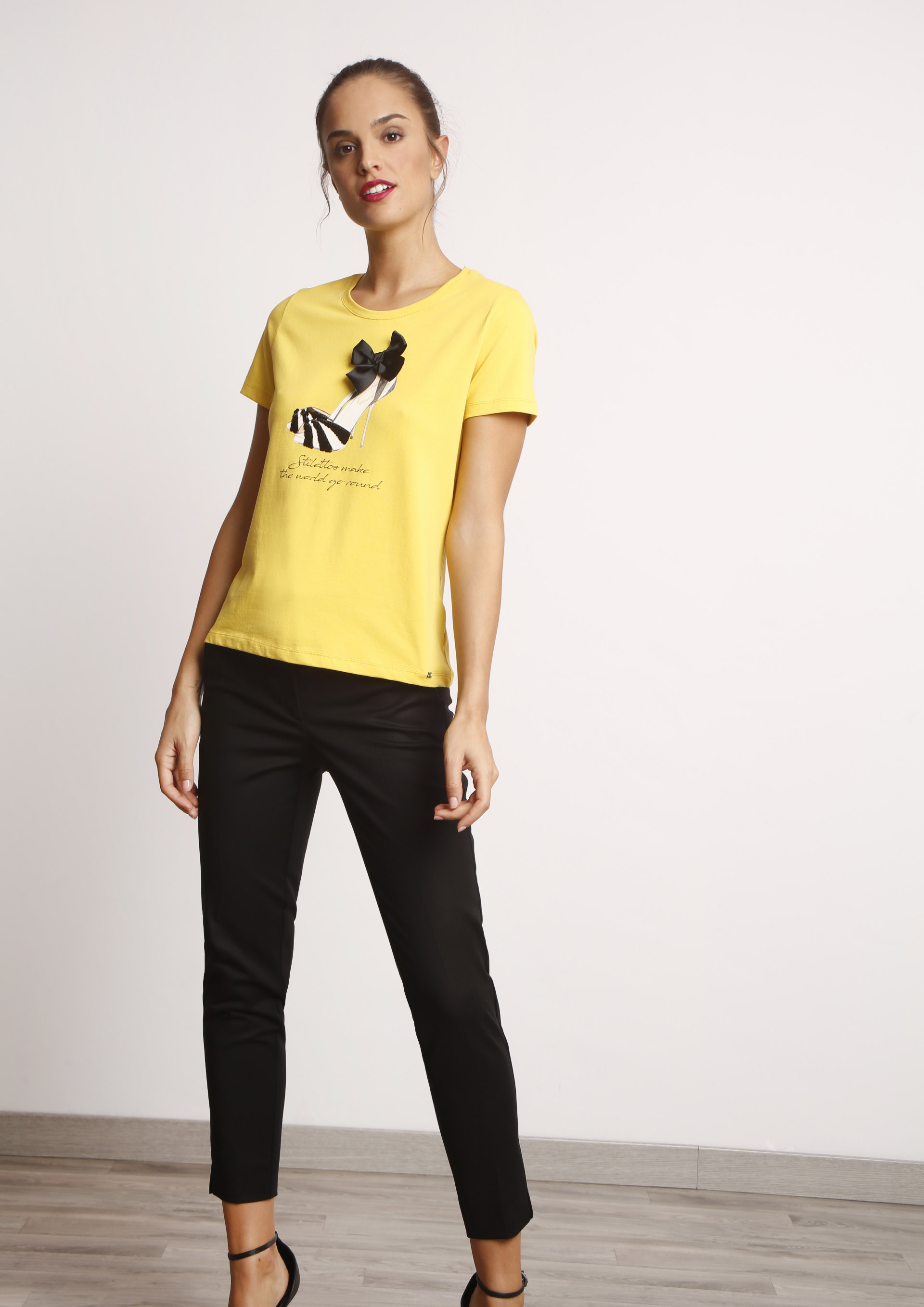 Blusa amarilla pantalon negro outlet