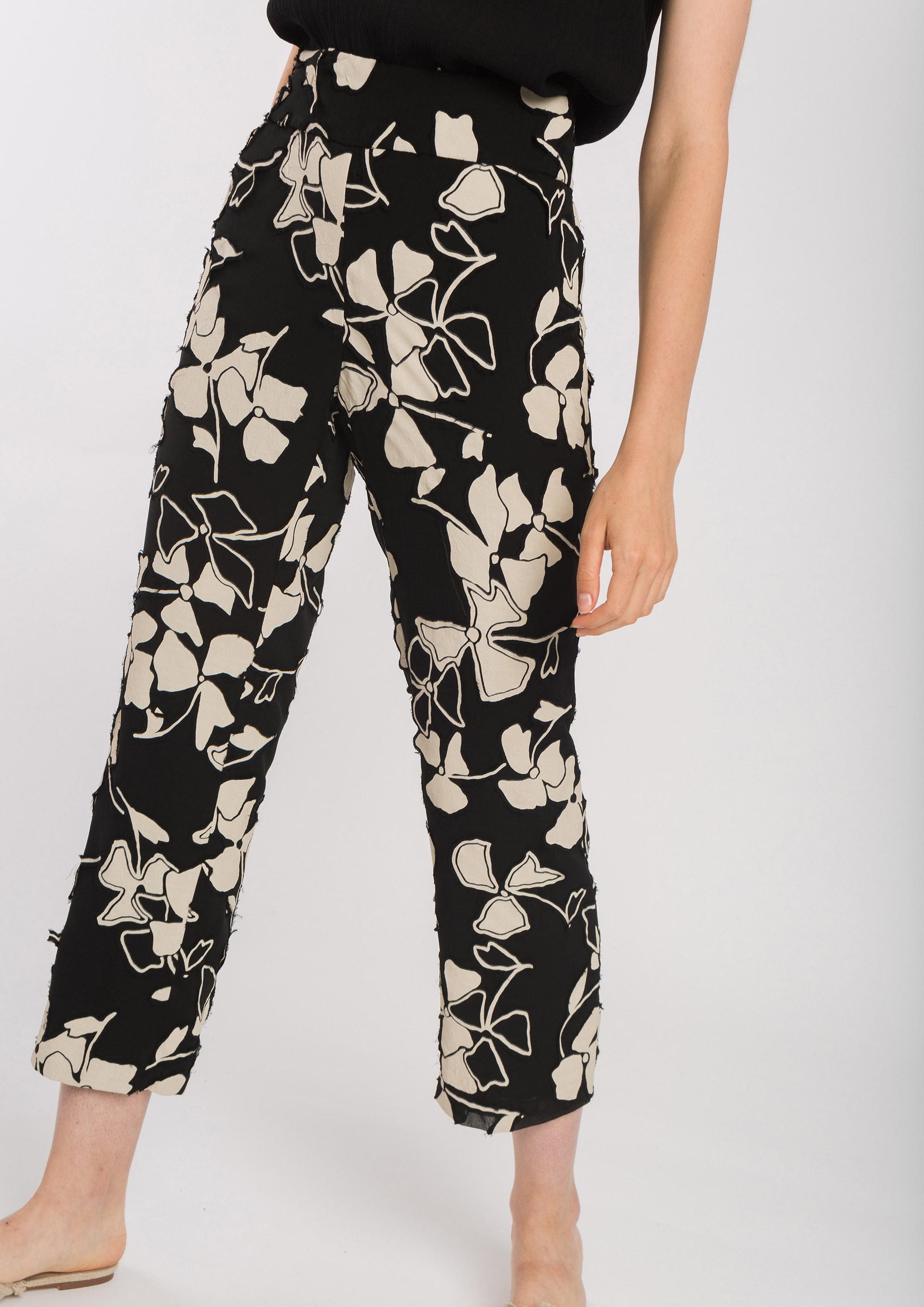 Pantalón estampado floral negro