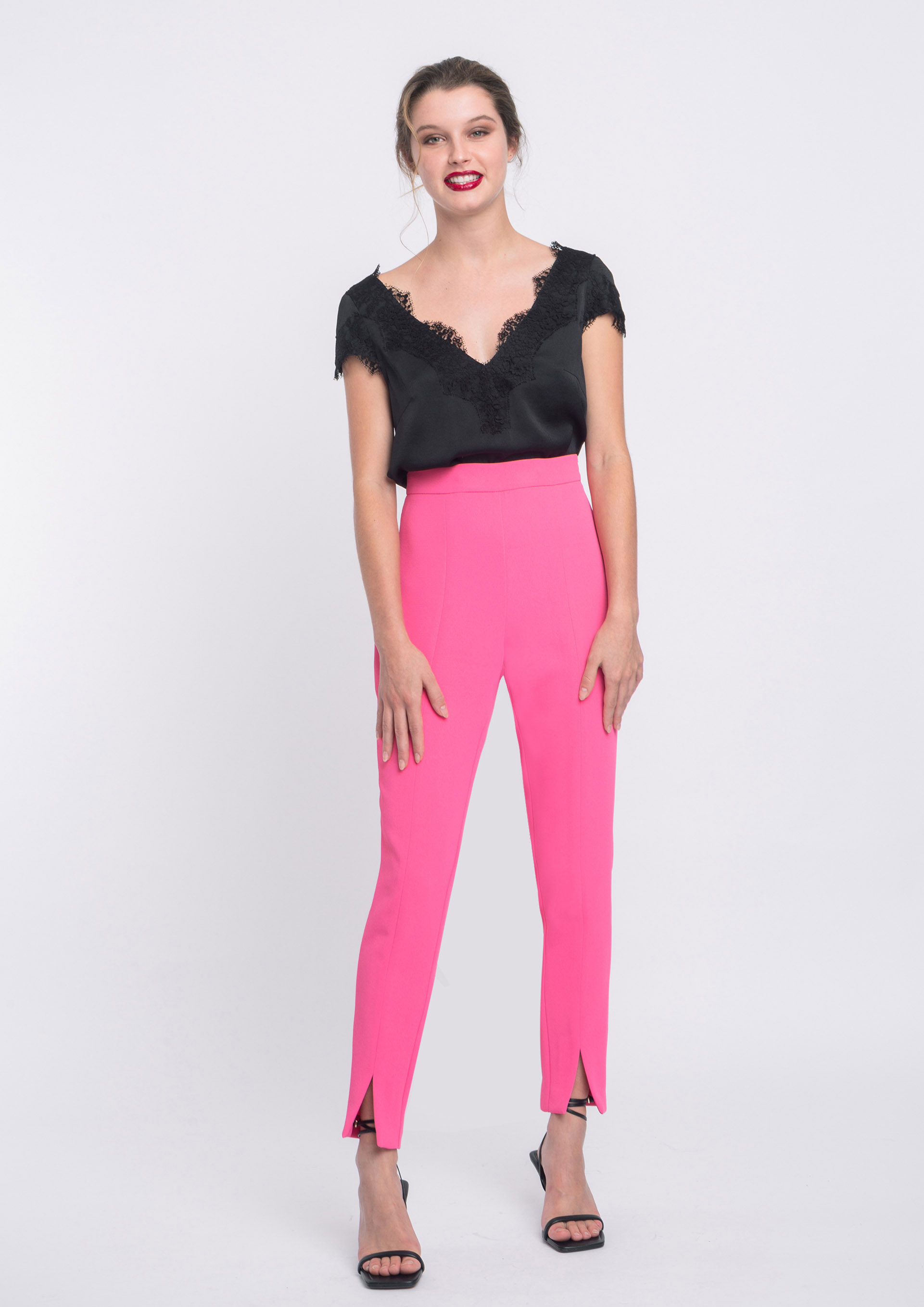 Pantalon rosa con abertura en bajo
