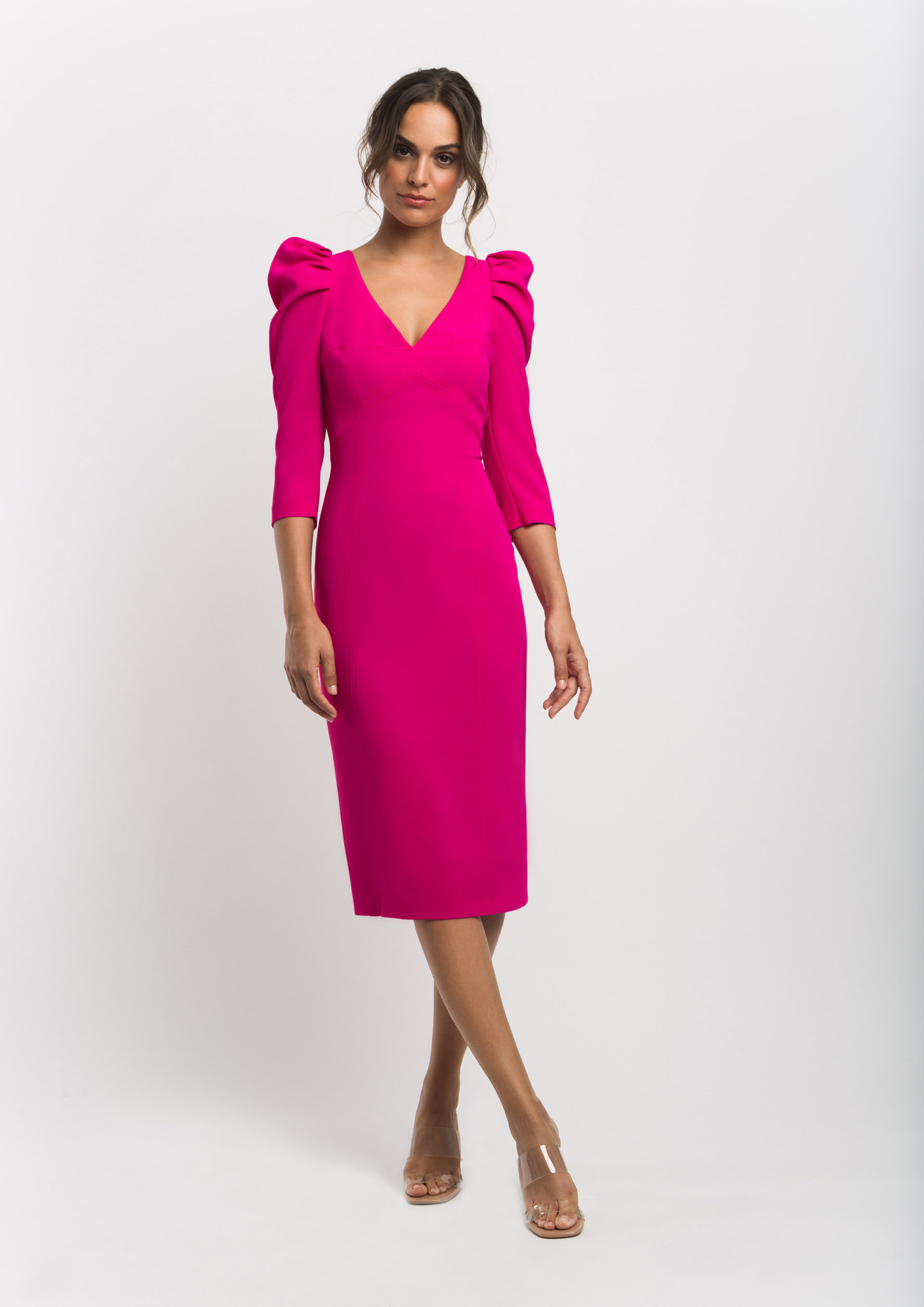 Vestido fucsia con mangas abullonadas