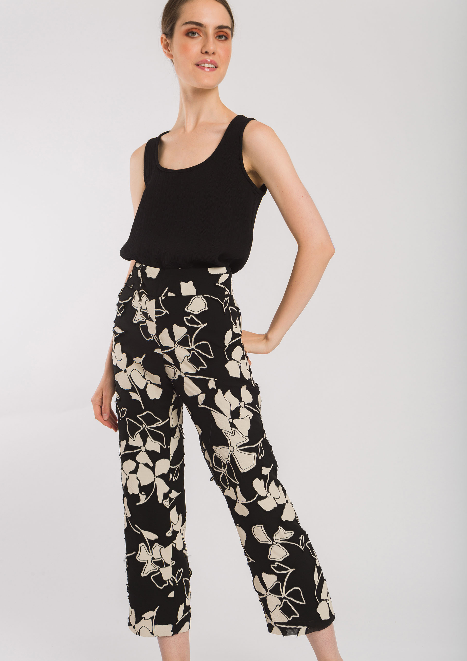 Pantalón estampado floral negro