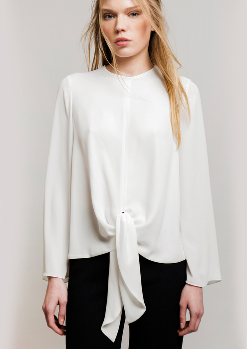 Blusa con lazada blanca