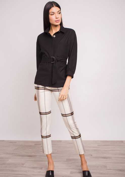 pantalon negro y camisa negra mujer
