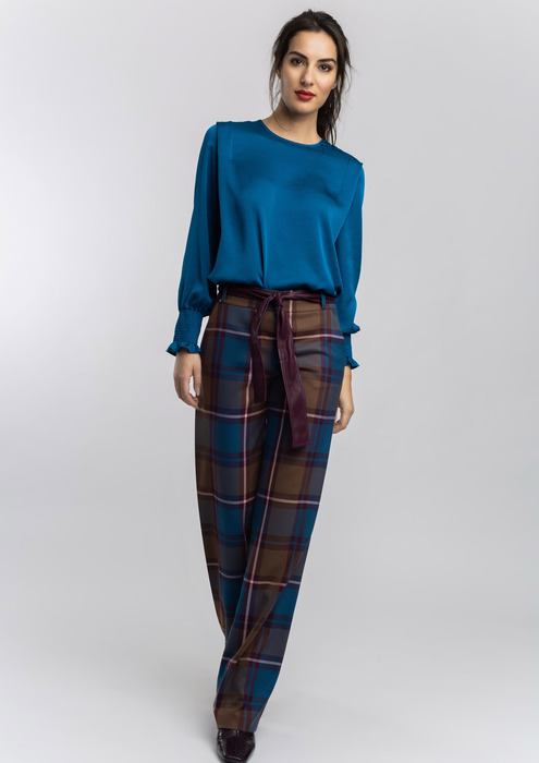 outfit blusa azul manga larga