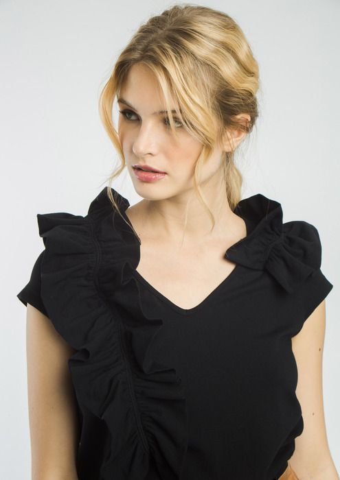 camiseta negra volantes