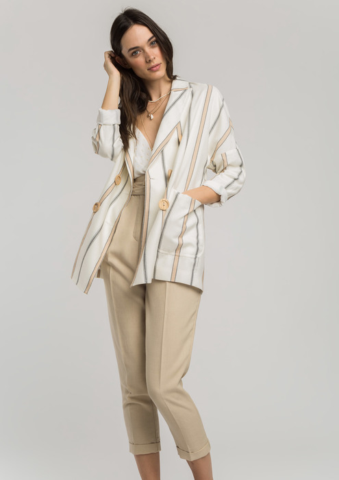 outfit blazer rayas mujer